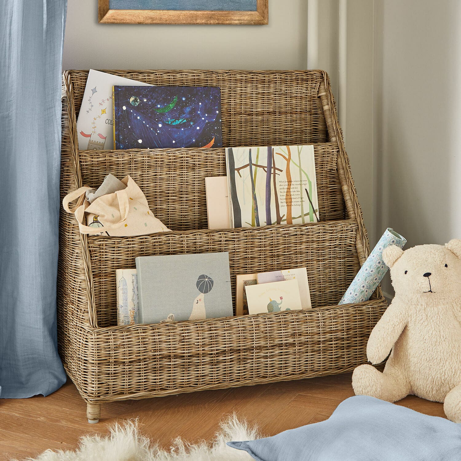 Scaffale Trésolia Scaffale a tre livelli in rattan naturale con libri e orsetto di peluche in cameretta