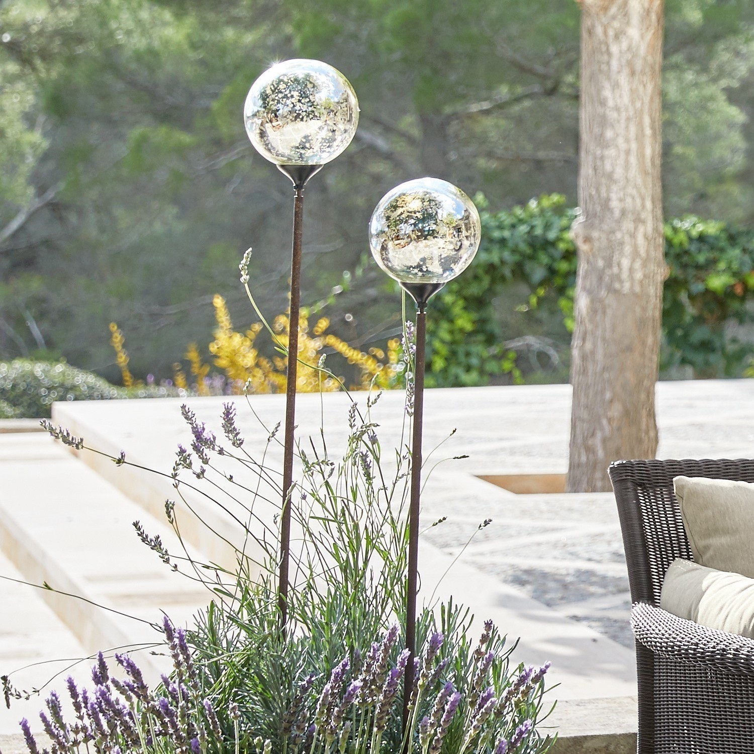 Coppia di bacchette decorative Cainan Due sfere decorative su aste metalliche tra lavanda, illuminazione esterna da giardino elegante