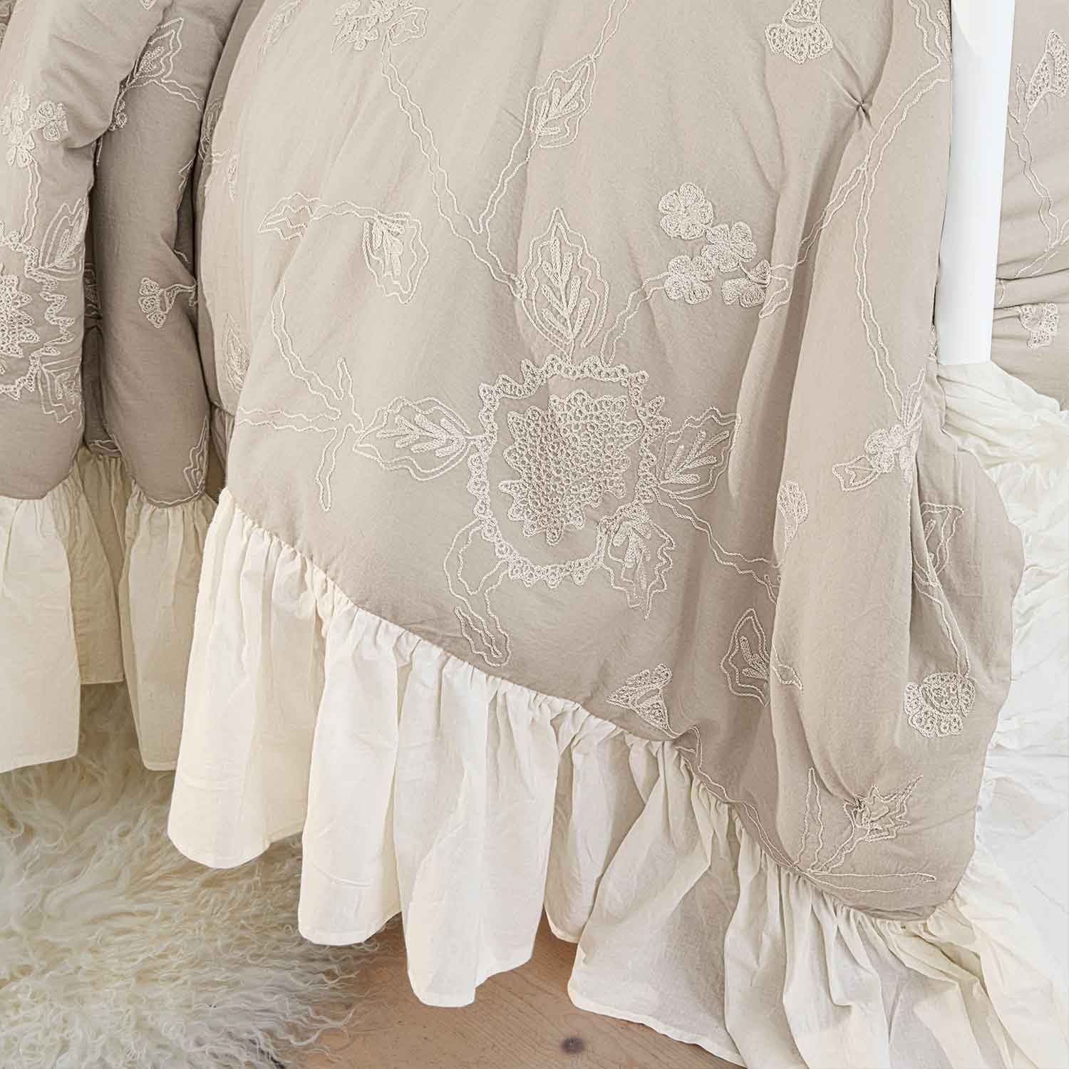 Coperta beige con ricamo floreale e balza crema, tessuto morbido per decorazione camera da letto