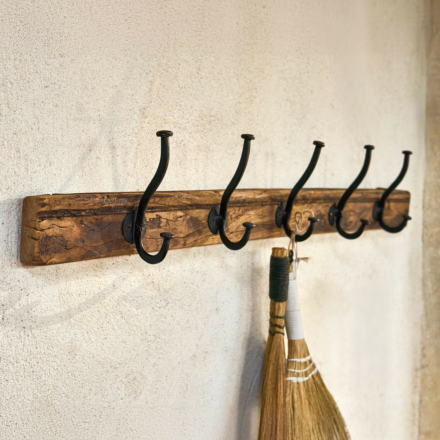 Listello con ganci Sémone Attaccapanni da parete rustico in legno con cinque ganci in metallo nero per appendere oggetti