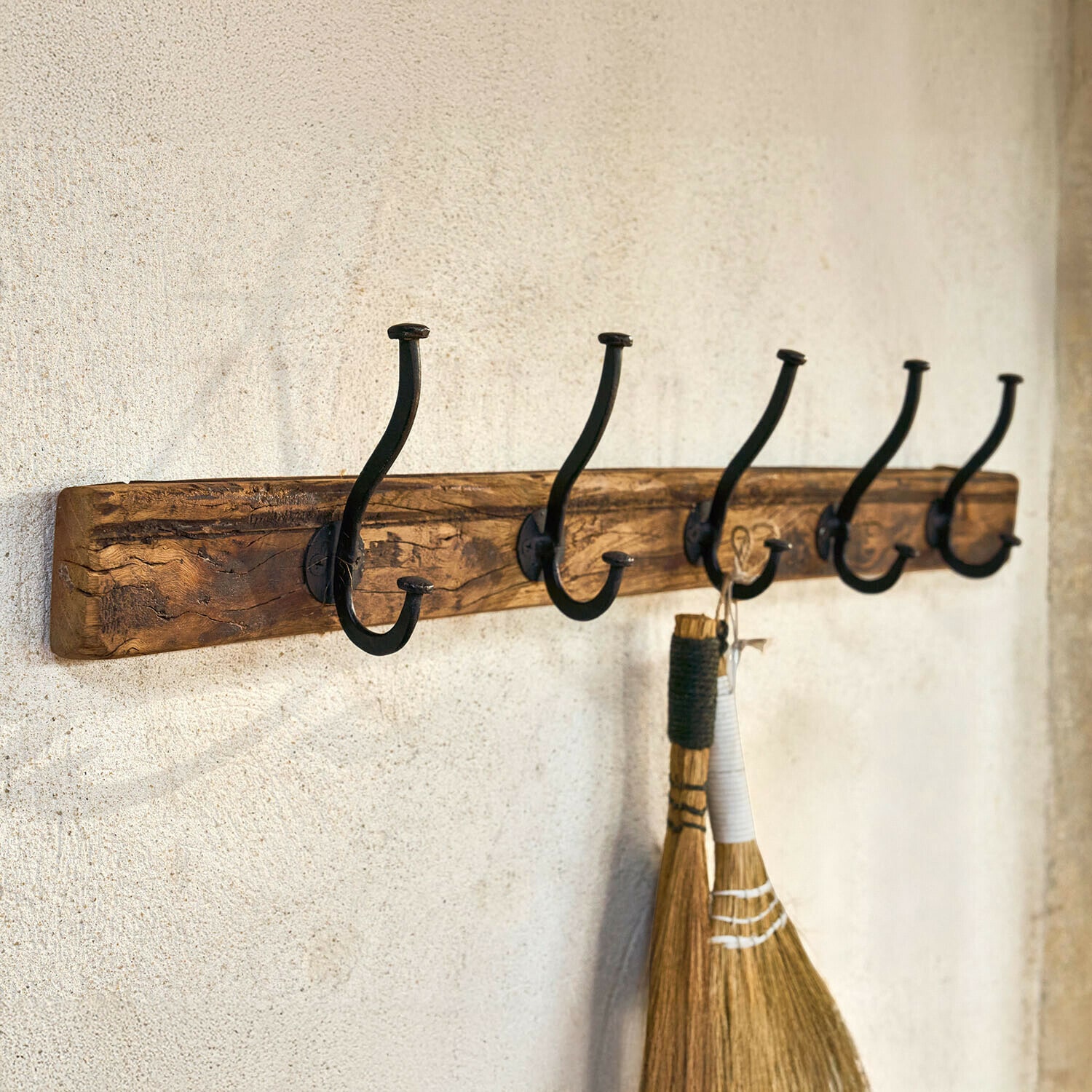 Listello con ganci Sémone Attaccapanni da parete rustico in legno con cinque ganci in metallo nero per appendere oggetti