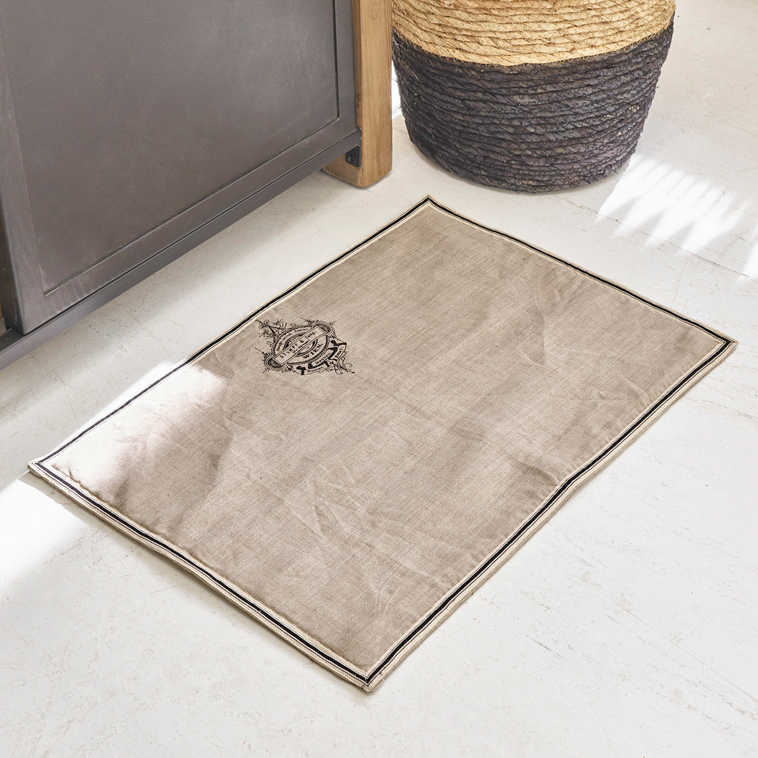 Scendibagno Rania Tappeto beige in cotone con stampa nera e bordo, ideale per decorazioni d'interni