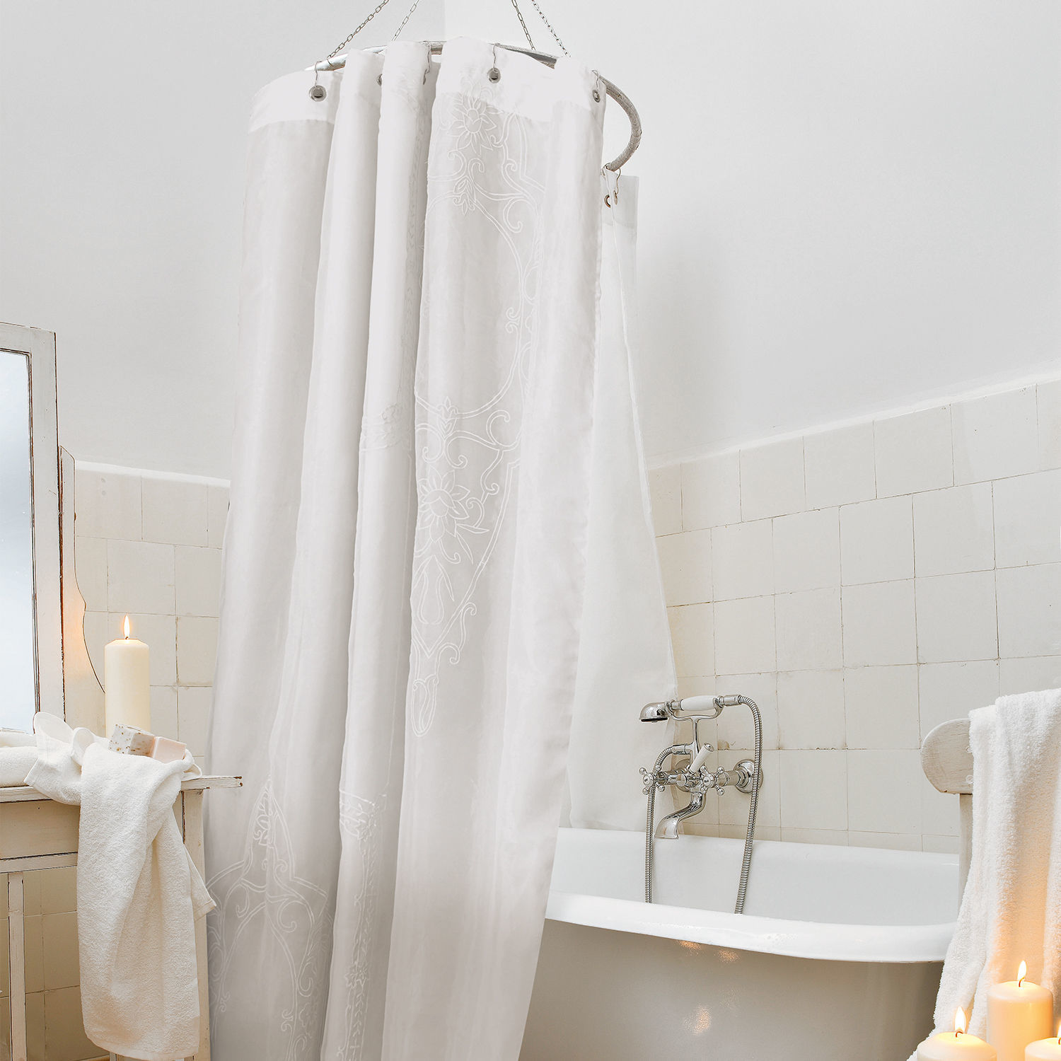 Tenda da doccia Bris Tenda doccia bianca in cotone con motivo delicato, bagno con vasca e candele