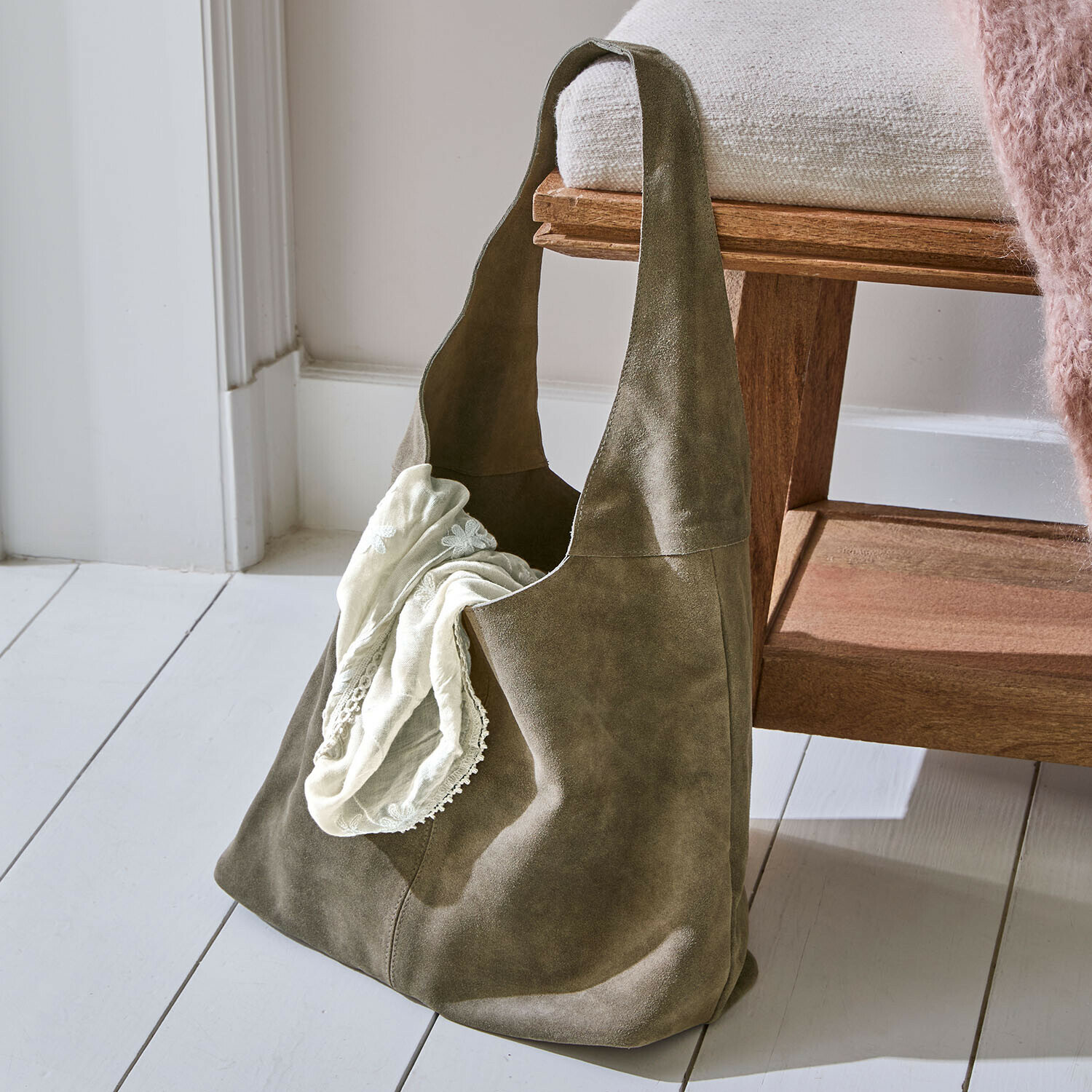 Borsa verde in morbido camoscio con sciarpa crema, accessorio pratico per uso quotidiano