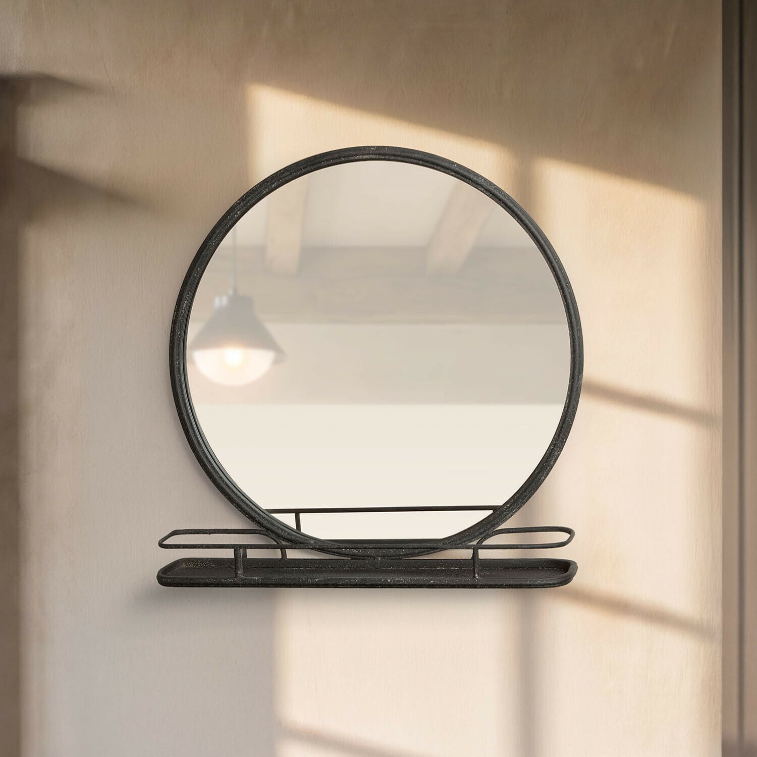 Specchio Zentros Specchio rotondo in metallo nero con mensola da parete, elemento decorativo moderno per interni