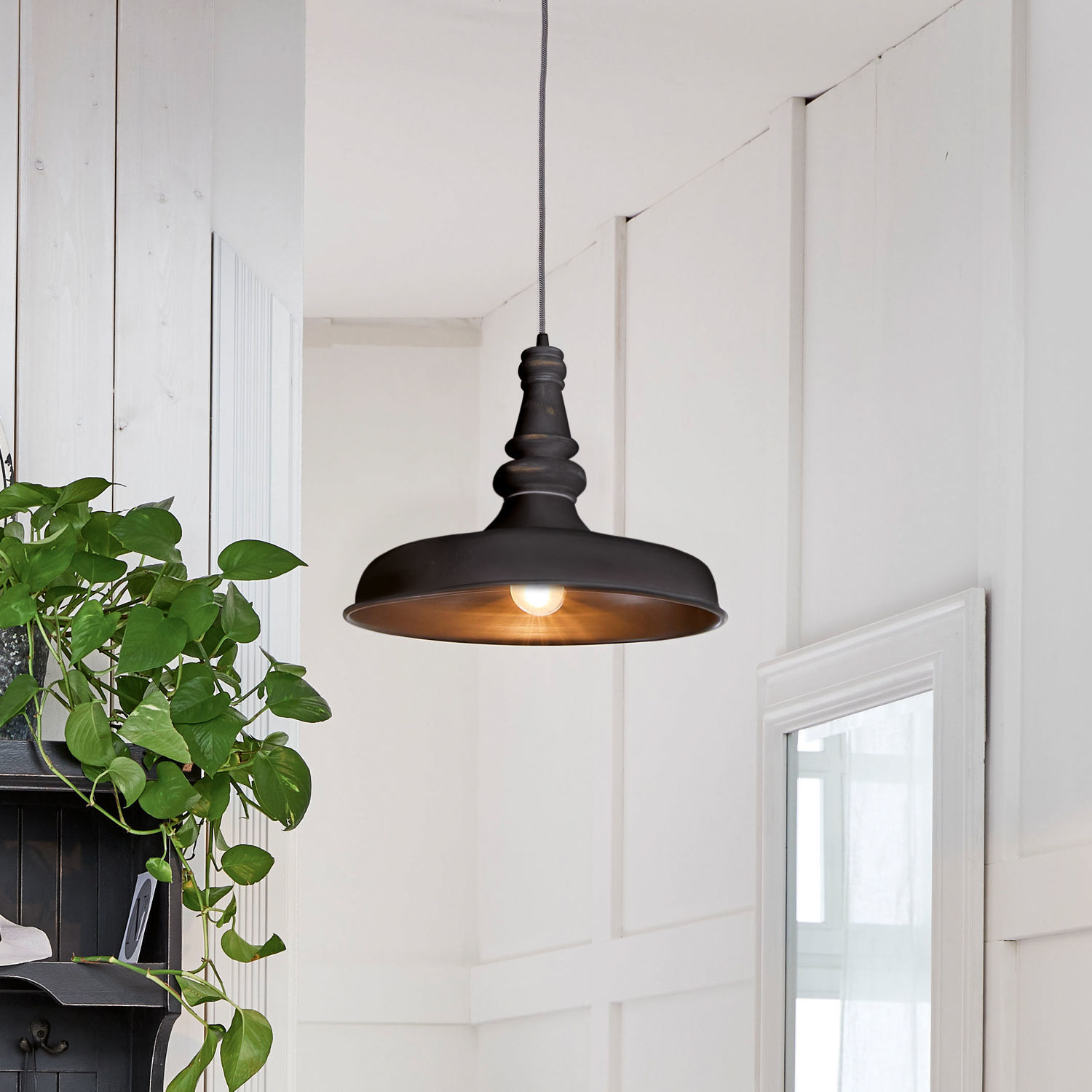Lampada a sospensione Camryn Lampada a sospensione in metallo nero con corpo decorativo e luce calda per interni