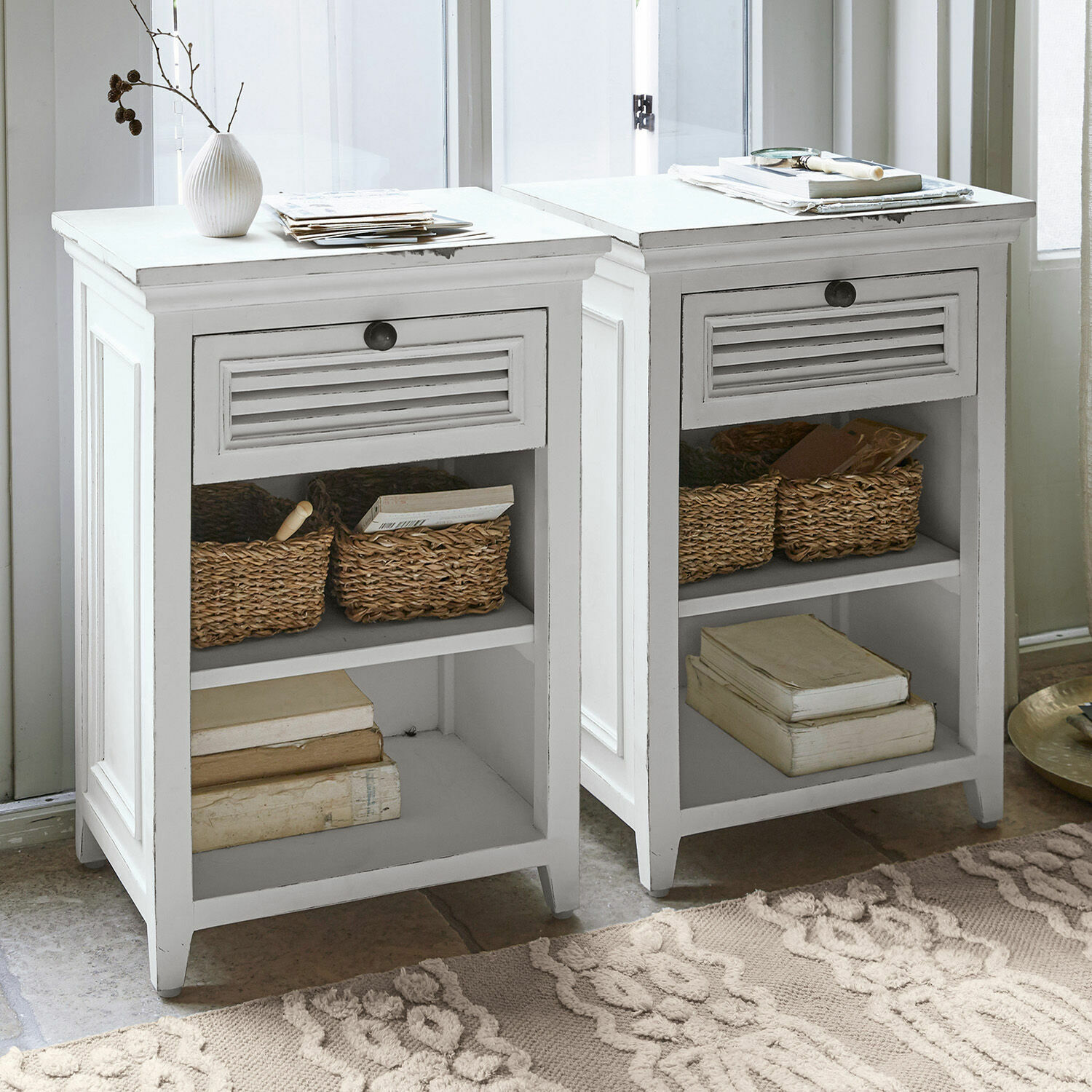Coppia di comodini Williston Comodini bianchi in legno con cassetto e ripiani, decorati con cesti di vimini e libri
