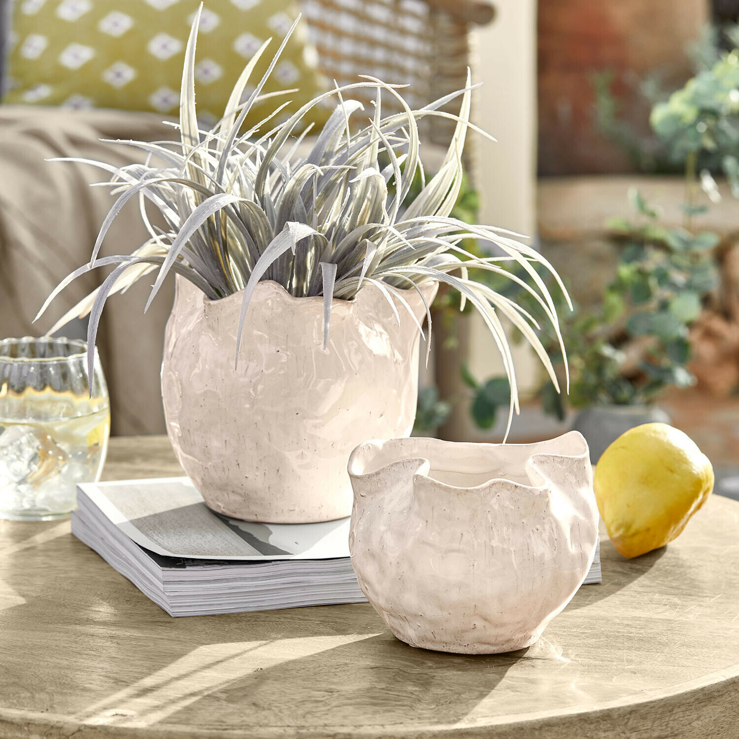 Coppia di portavasi Vérolines Vasi in ceramica bianca dalla forma irregolare su tavolo con pianta verde e limone