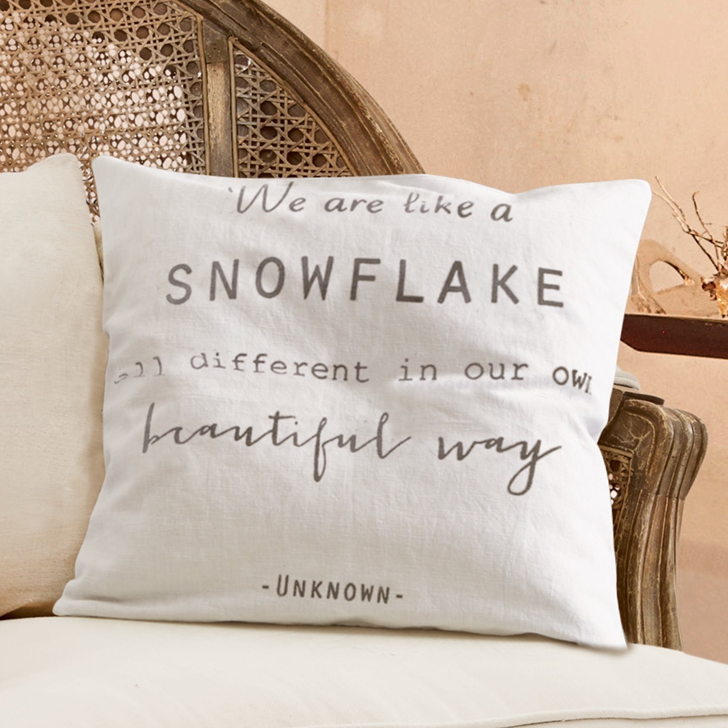 Copricuscino Quote Cuscino decorativo bianco in lino con scritta su unicità e bellezza, perfetto per il soggiorno