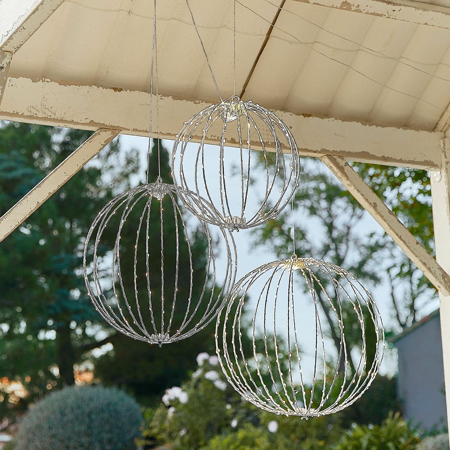 Set di 3 sfere a LED Brilliante Tre sfere decorative in metallo argento con luci LED da appendere all'esterno