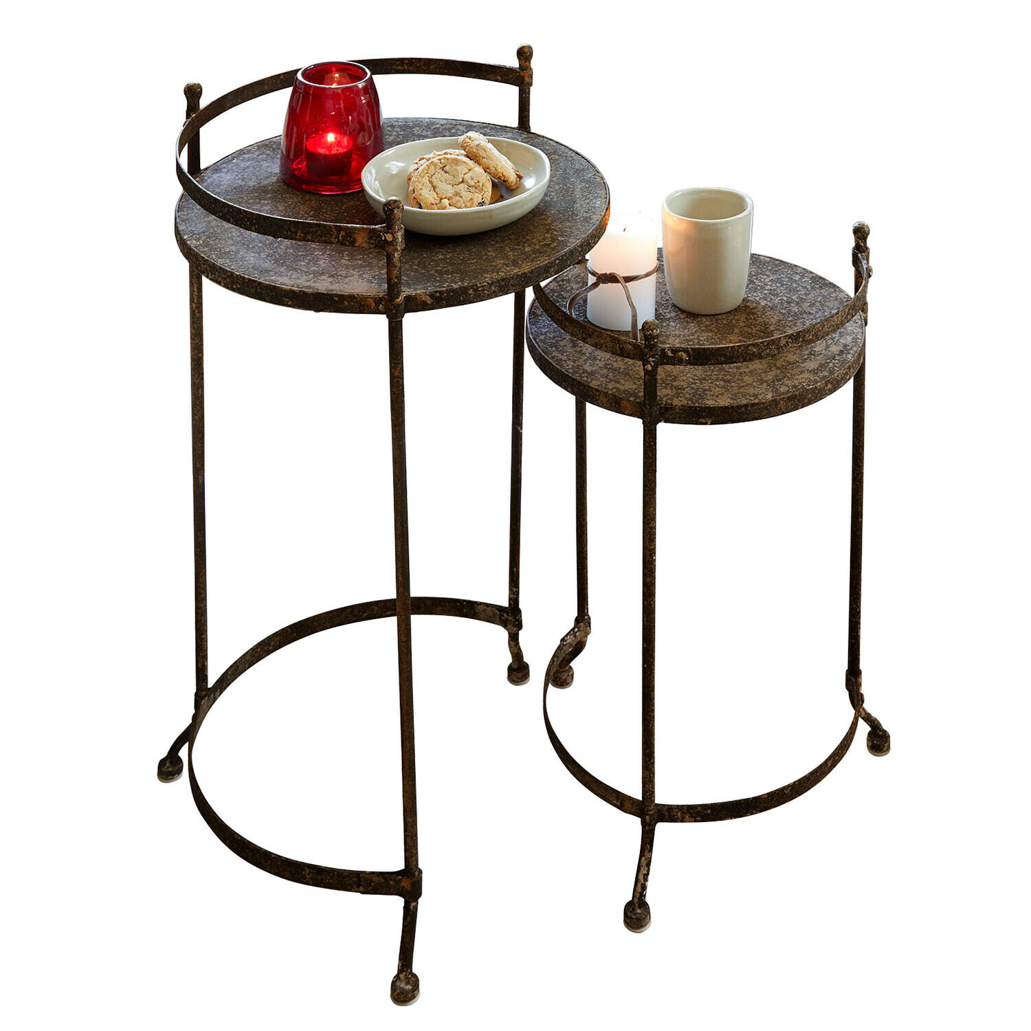 Set di 2 tavolini Alanyn Set di due tavolini rotondi con struttura in metallo arrugginito e decorazioni sui piani