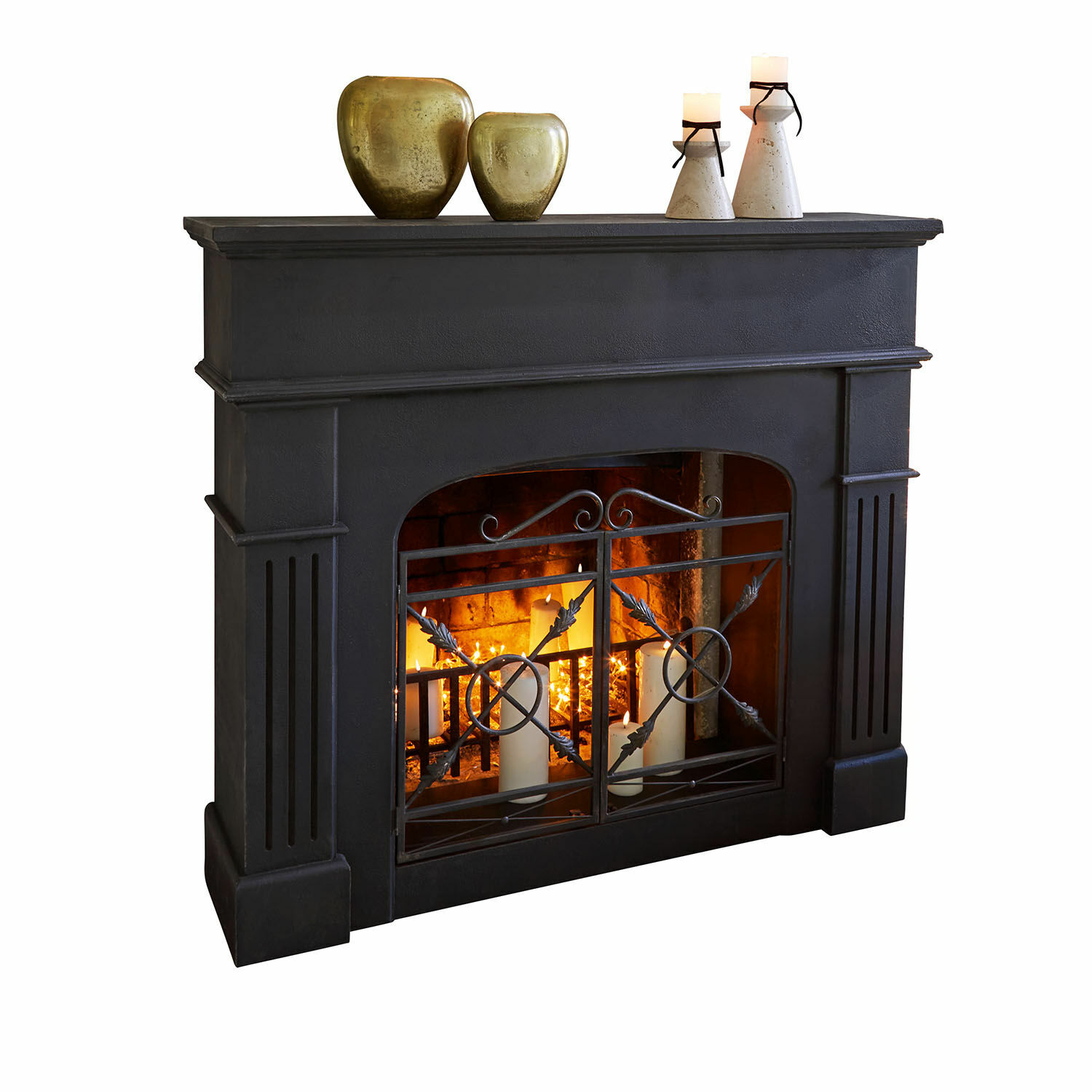 Consolle caminetto Hollowfield Camino nero con griglia in metallo e candele, decorazioni in ottone e pietra sopra