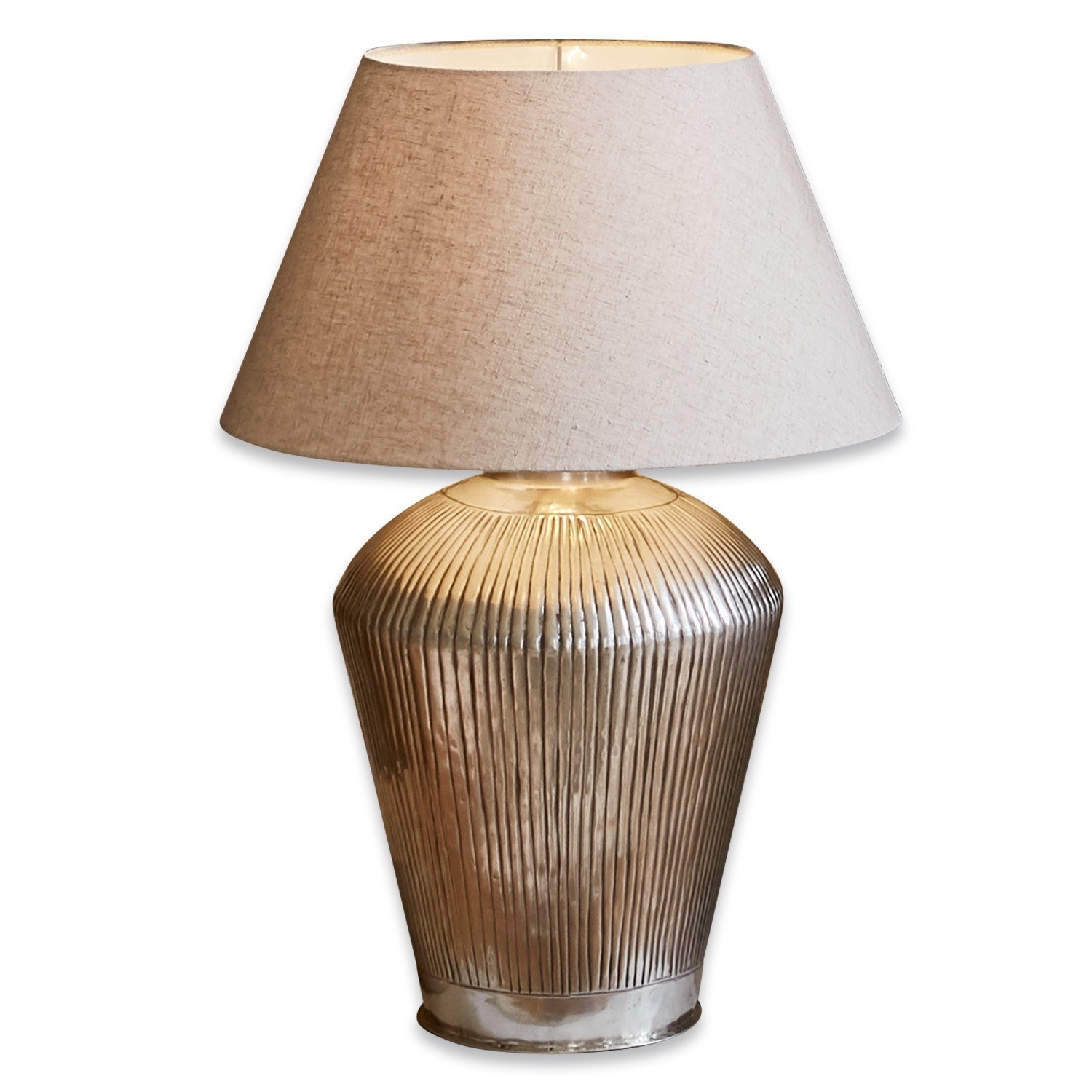 Lampada da tavolo Caulières Lampada da tavolo con base in metallo scanalata color argento e paralume beige per interni