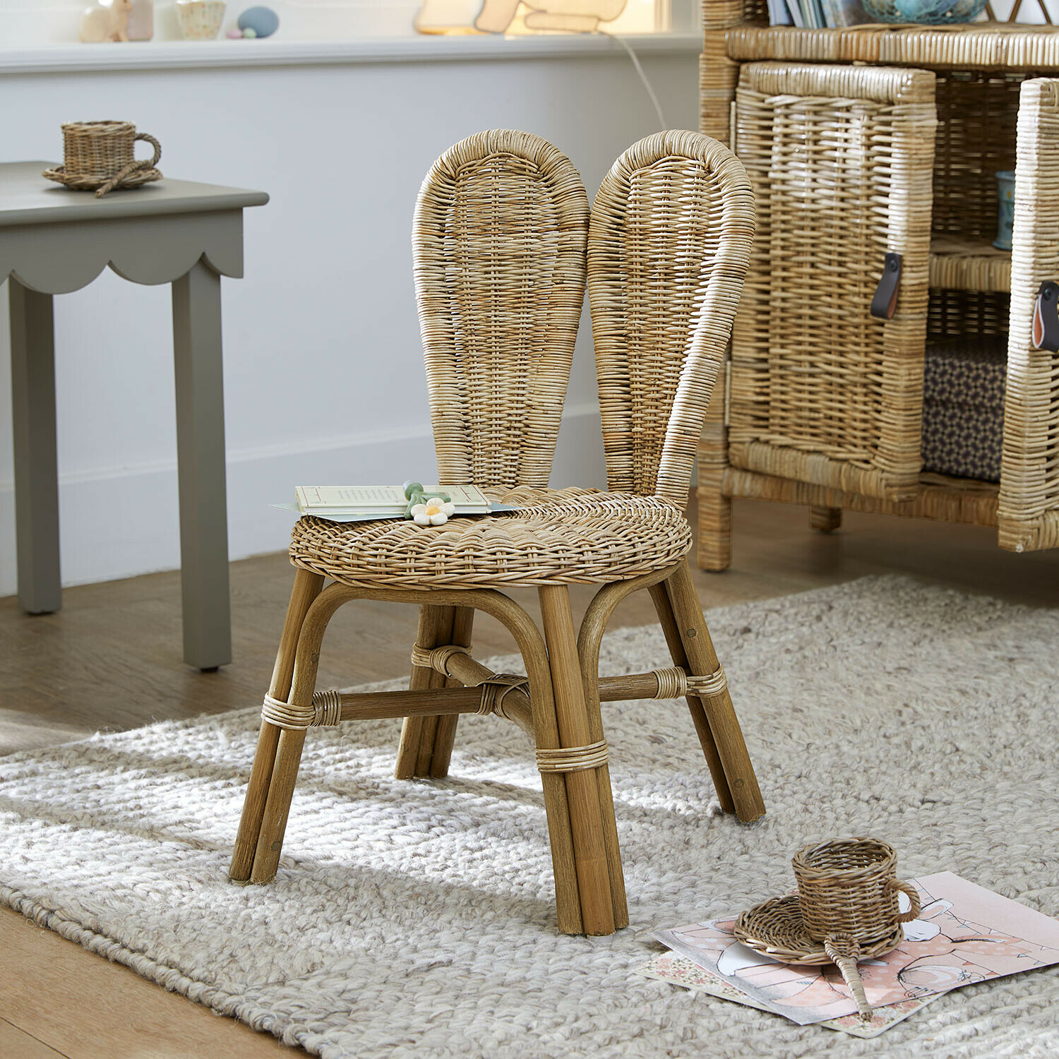 seggiolone Papillonette Sedia per bambini in rattan naturale su tappeto chiaro in una cameretta