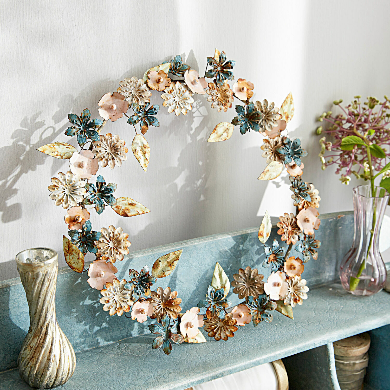Ghirlanda Littleton Corona decorativa in metallo blu, rosa e crema su mensola per decorazione d'interni