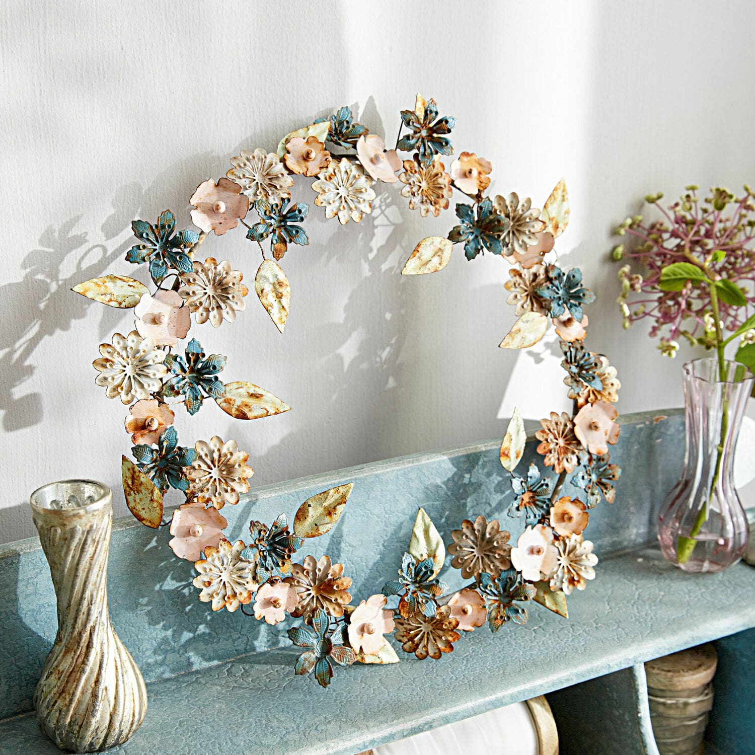 Ghirlanda Littleton Corona decorativa in metallo blu, rosa e crema su mensola per decorazione d'interni