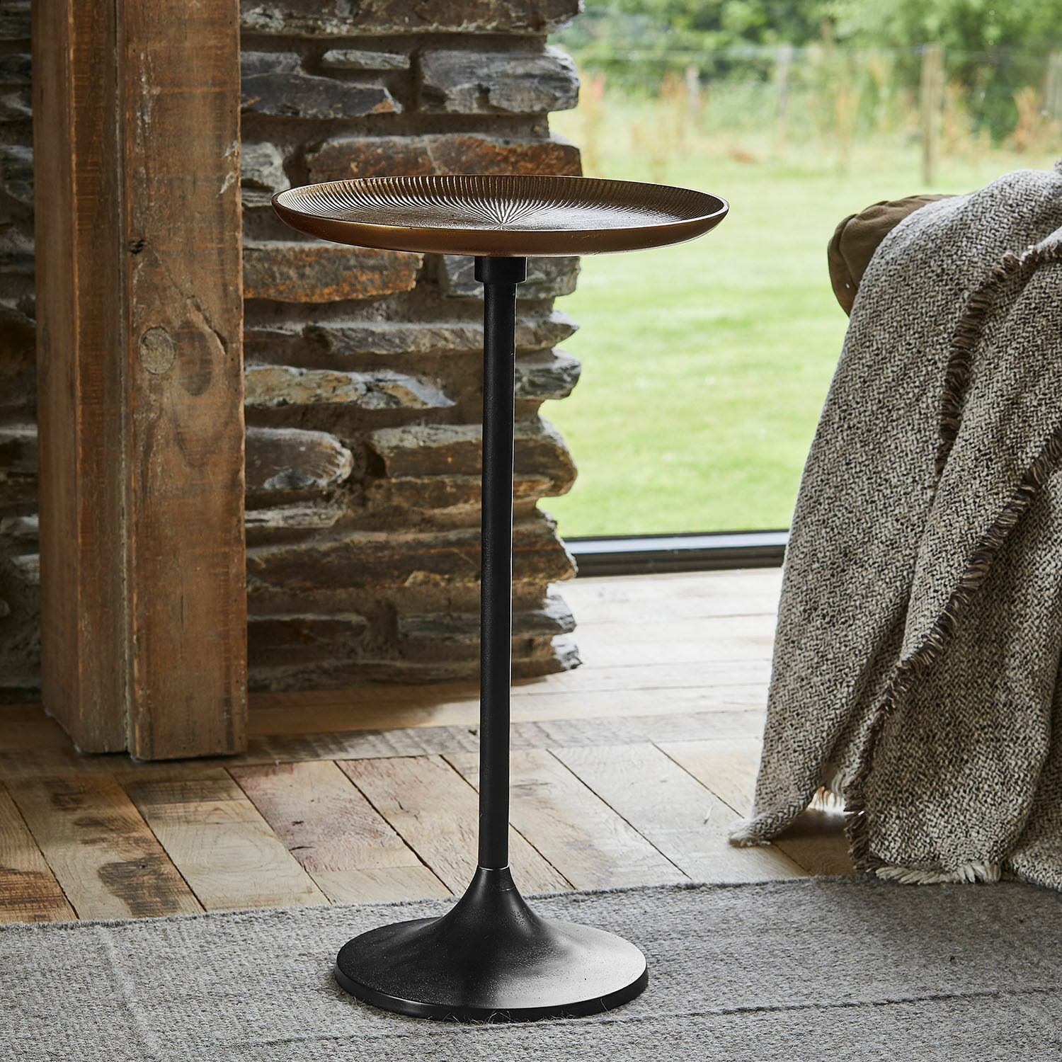 Tavolino di complemento Elmsford Tavolino laterale in metallo con piano marrone e base nera, ideale per soggiorno e decorazioni.