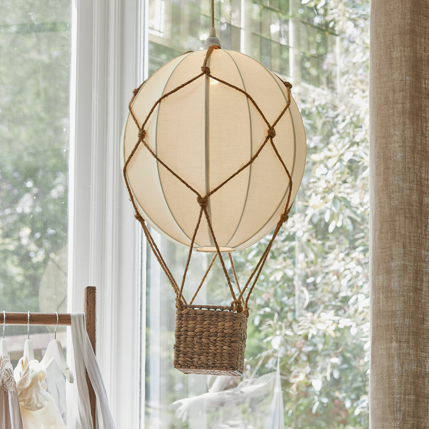Lampada a sospensione Plumillon Lampada a sospensione decorativa a forma di mongolfiera in tessuto beige con cestino intrecciato