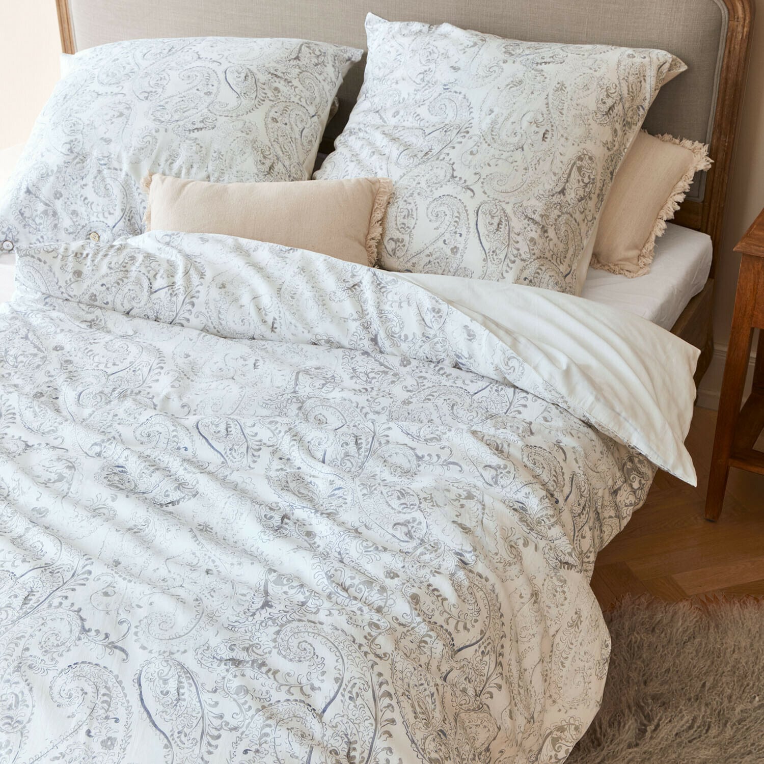 Biancheria da letto Caselia Biancheria da letto in cotone con motivo paisley chiaro su letto con cuscini decorativi beige
