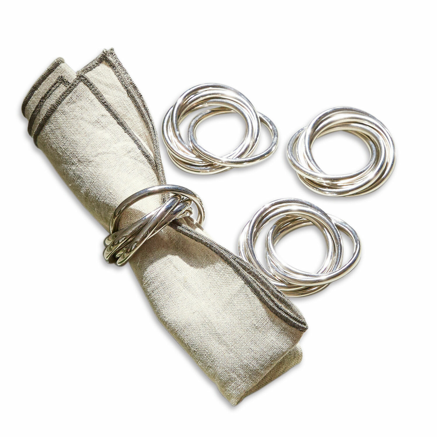 Set di 4 anelli portatovagliolo Limche Set di anelli portatovaglioli in metallo argentato con tovagliolo di lino beige per decorazione tavola