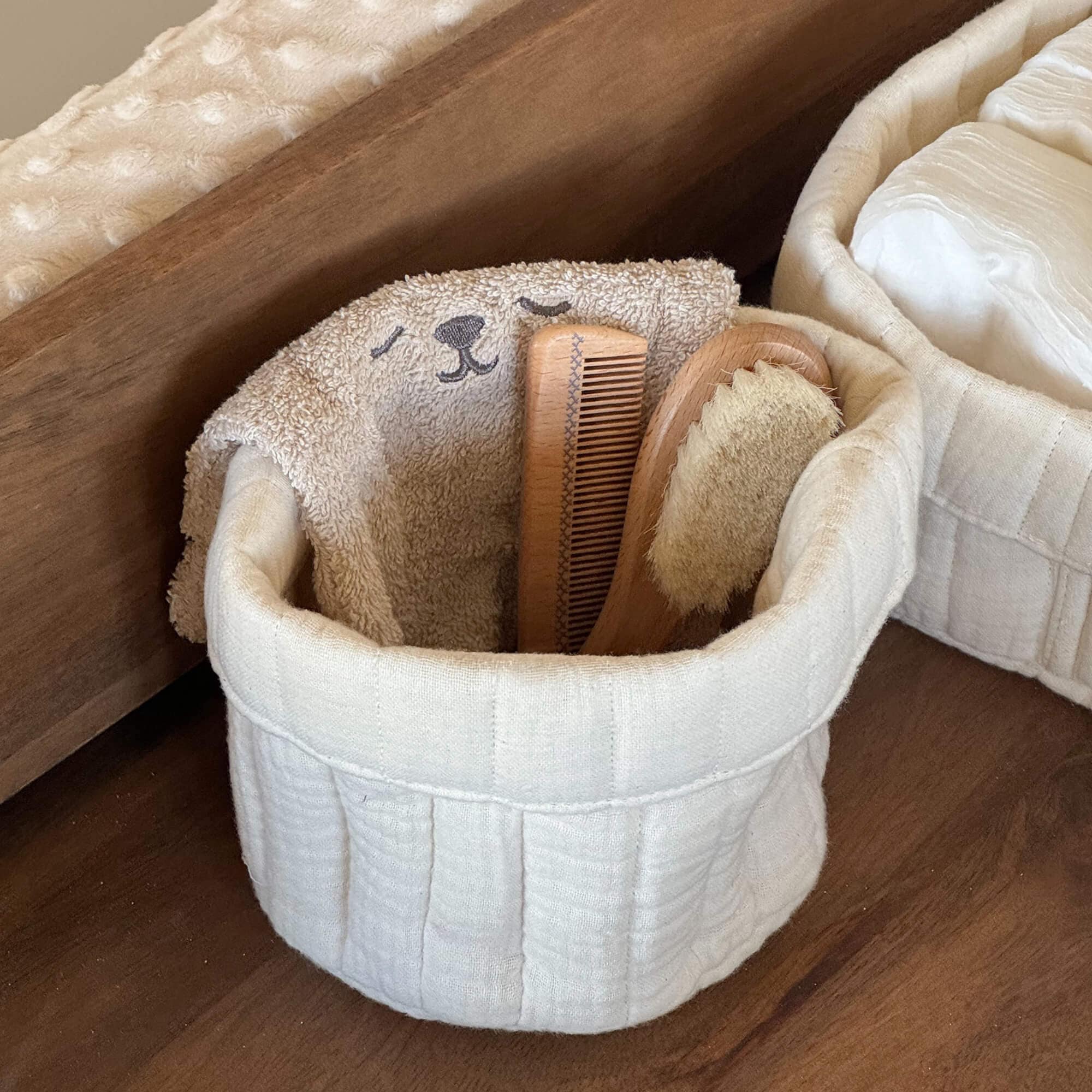 Cesto crema in cotone con asciugamano morbido e spazzola in legno, accessori bagno naturali