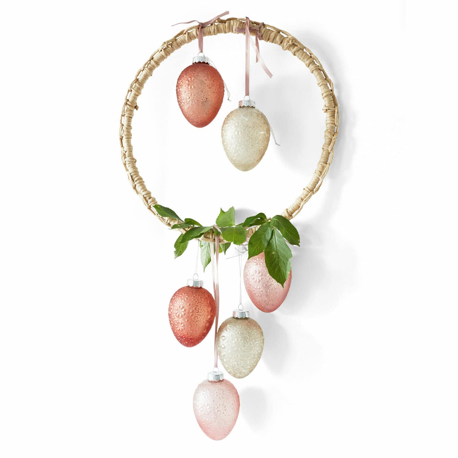 Set di 6 uova di Pasqua Sparkly Corona decorativa in materiale naturale con ornamenti in vetro rosa e beige appesi e foglie verdi