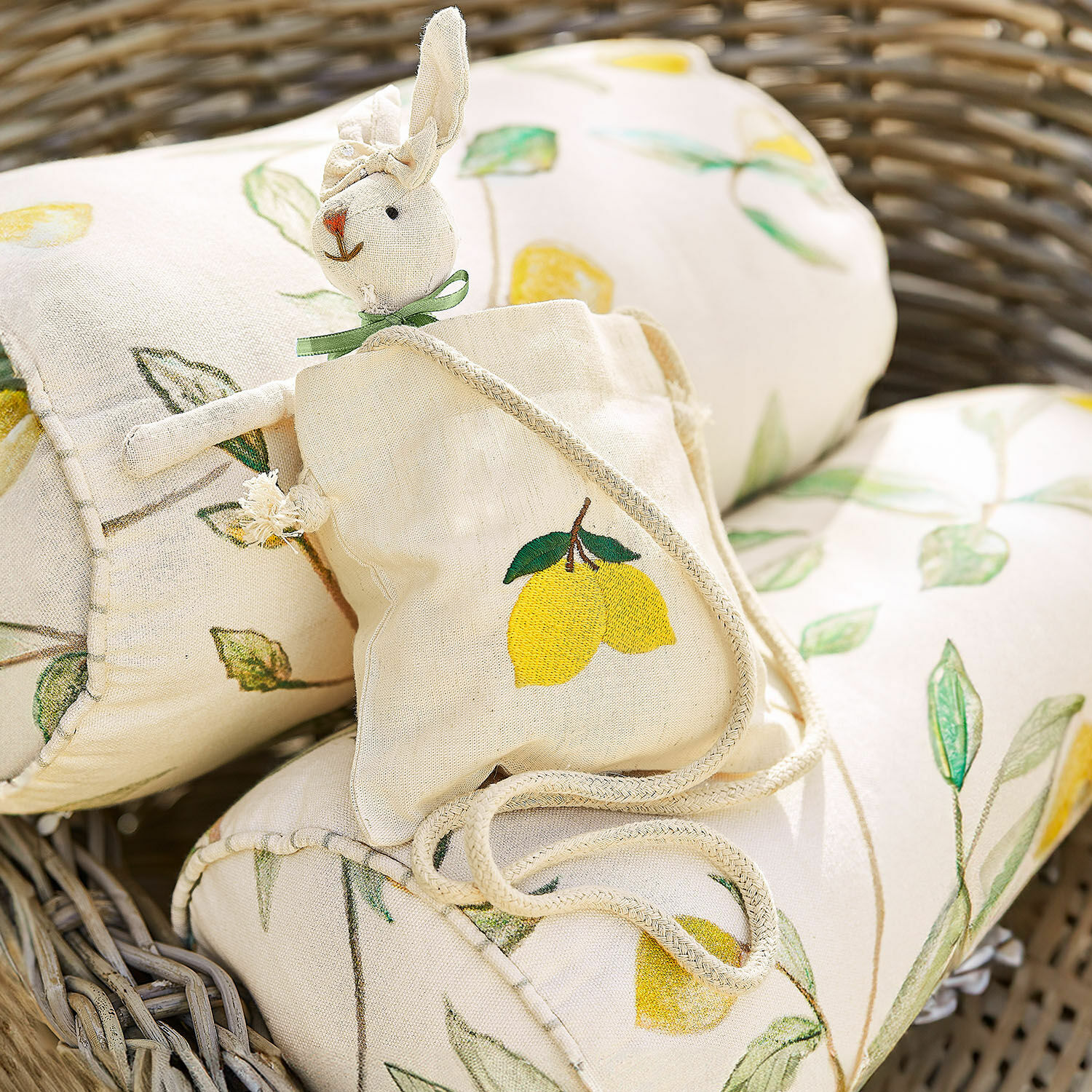 Borsa Palerina Borsa di lino con stampa limoni e coniglio di peluche su cuscino con motivo limone in cesta di vimini