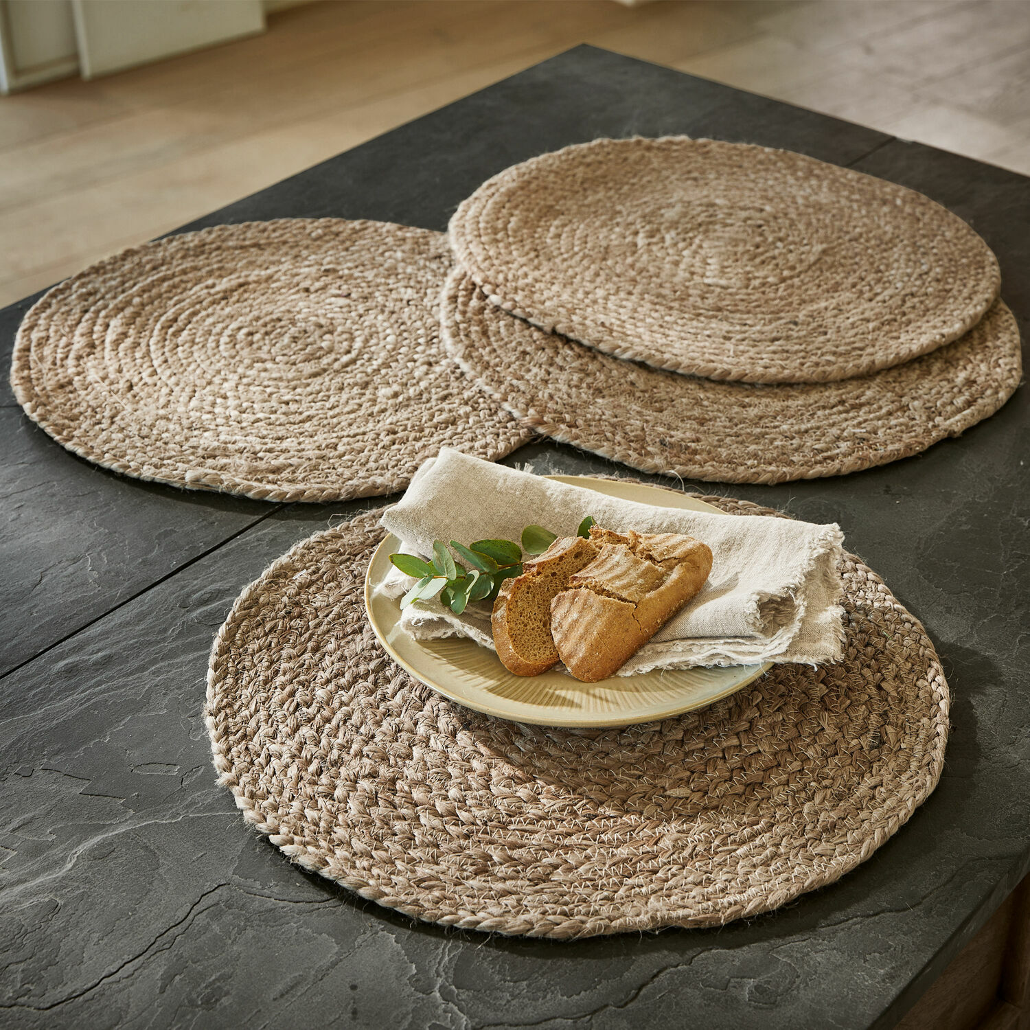 Set di 4 tovagliette Dooling Tovagliette rotonde in corda naturale beige su tavolo nero per decorazione tavola
