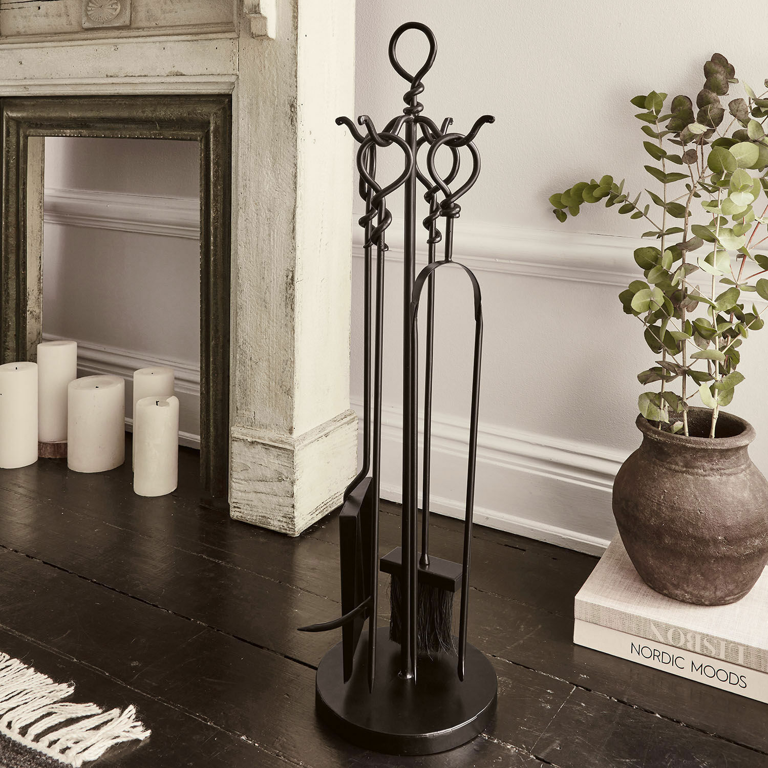 Set di attrezzi da camino Tetbury Set di attrezzi per camino in metallo nero con manici decorativi, supporto per accessori da camino
