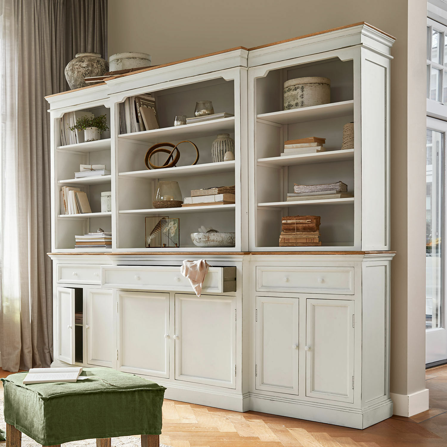 Armadio Highcliffe Vetrina bianca in legno con ripiani e cassetti in stile vintage per soggiorno
