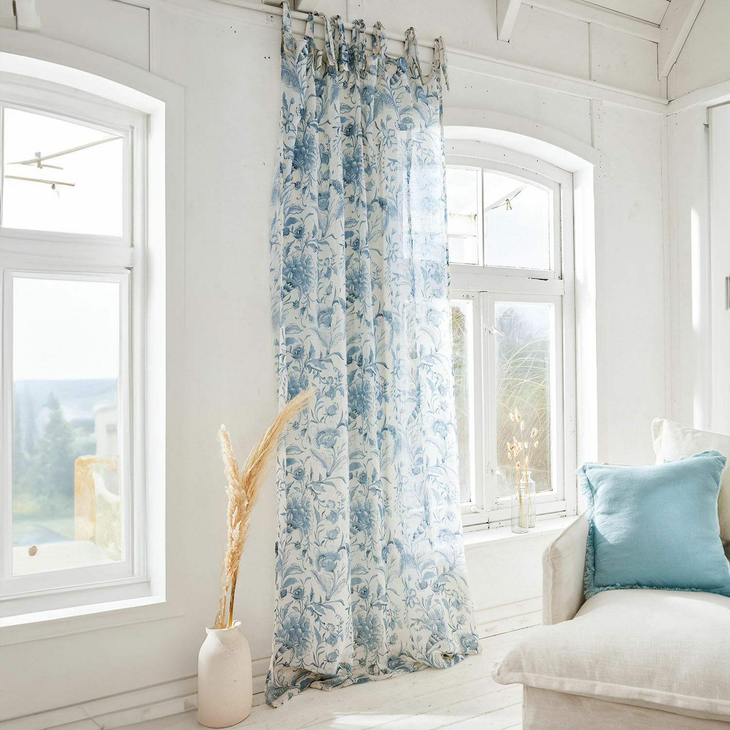 Tenda Bazas Tenda leggera con motivo floreale blu su sfondo bianco, decorazione finestra per soggiorno