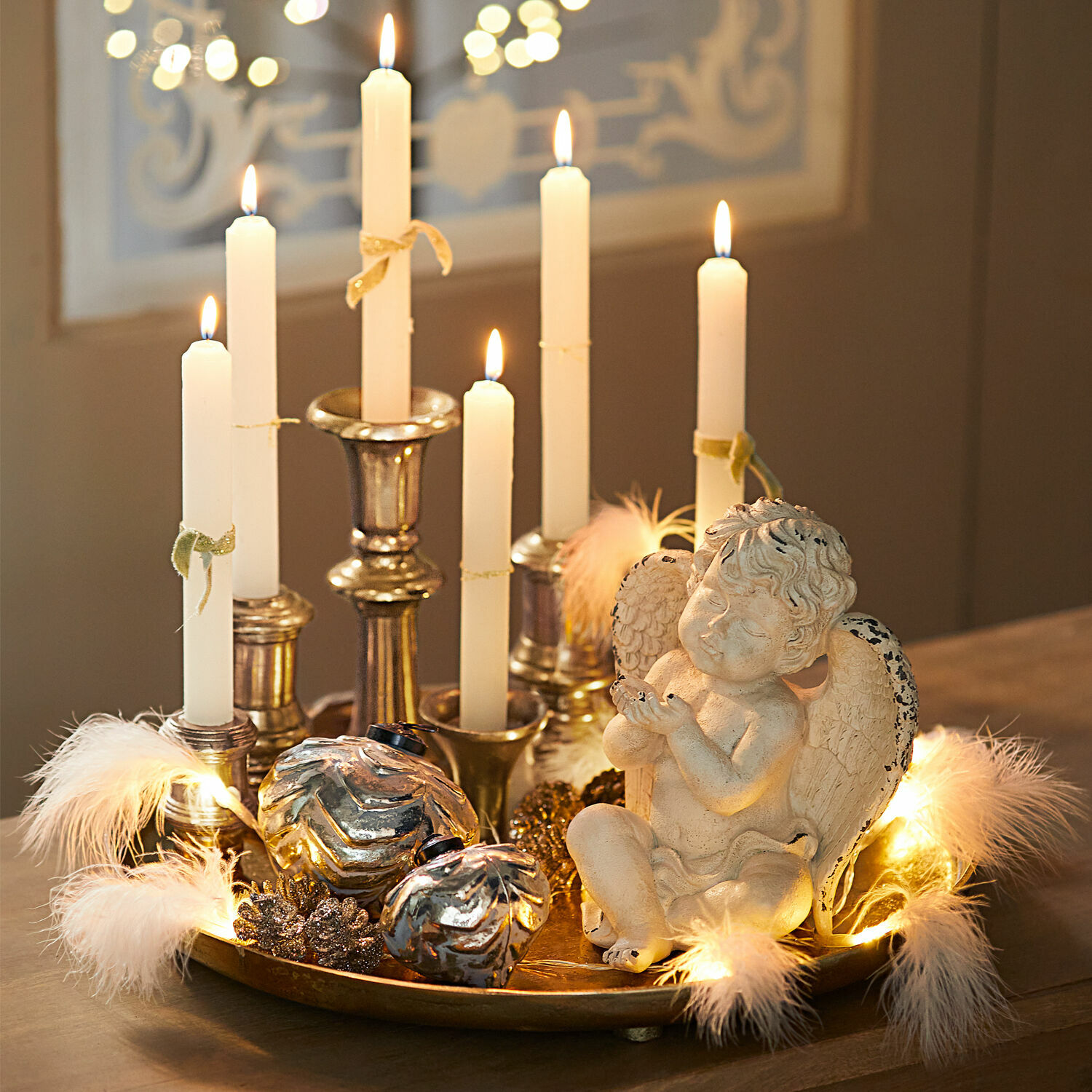 Vassoio portacandele Tiralen Vassoio dorato decorativo con candele bianche, angelo e ornamenti argentati per decorazioni festive