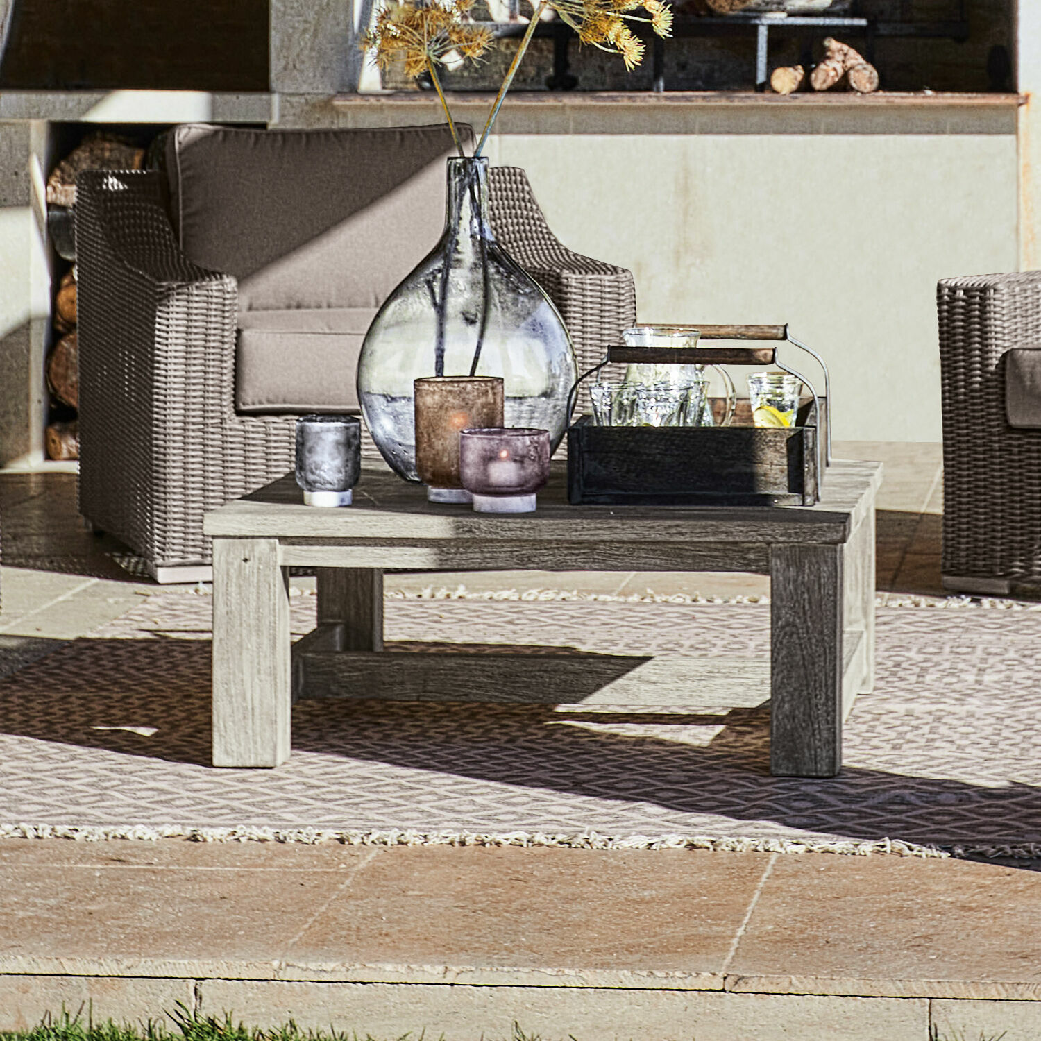 Tavolino da salotto Malden Tavolino basso in legno su terrazza con candele decorative e vaso, mobili da giardino in rattan
