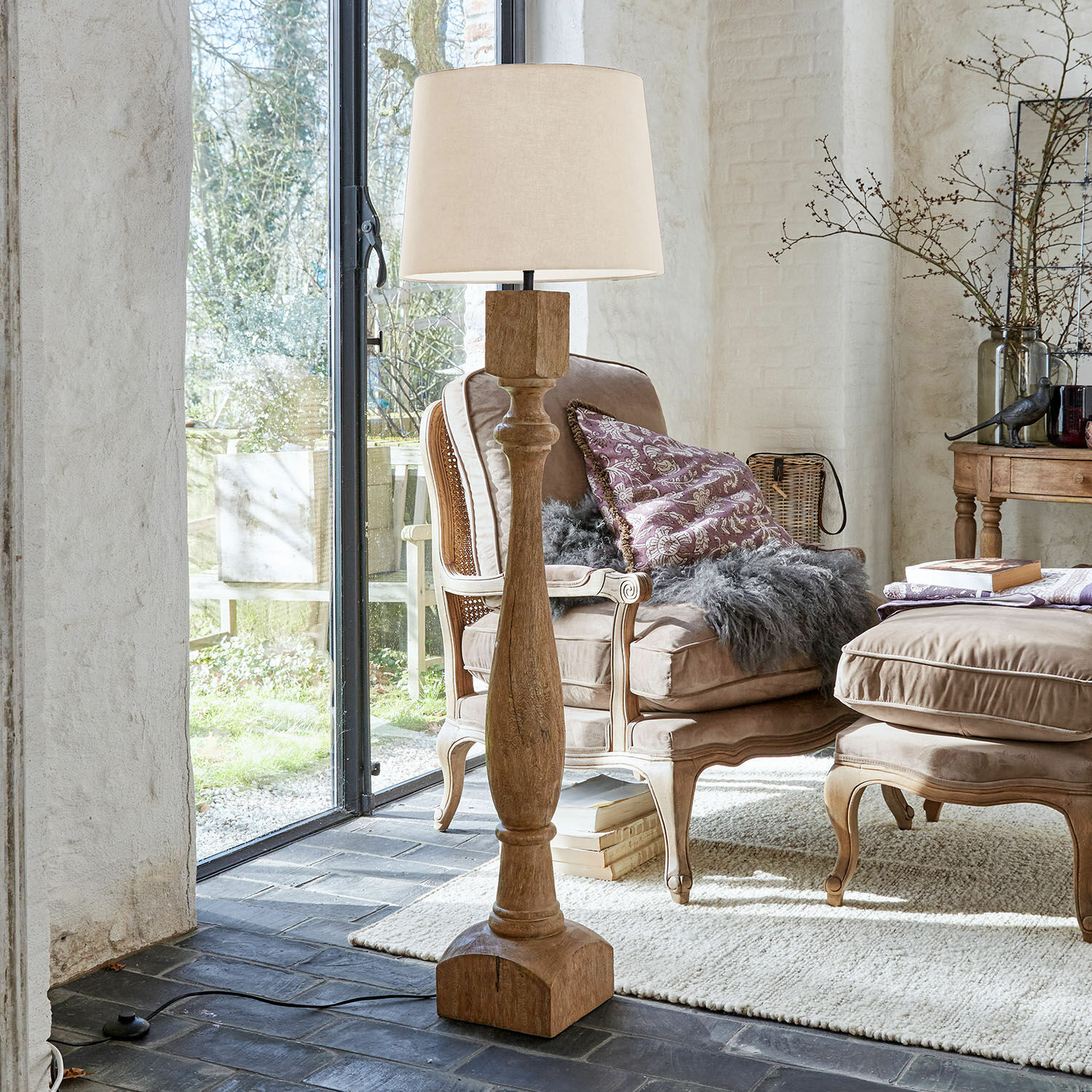 Lampada a stelo Fernisto Lampada da terra in legno con paralume beige in soggiorno accogliente con poltrone e tappeto