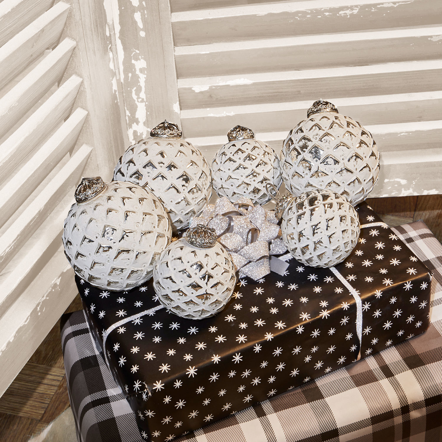 Set di 6 decorazioni natalizie Ambria Palle di Natale bianche con motivo a griglia su regali in bianco e nero in ambiente rustico