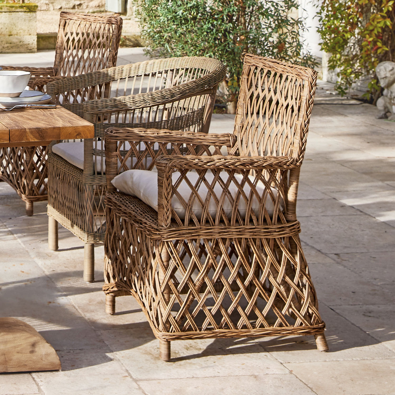 Poltrona Elkiovar Sedia in rattan colore naturale con cuscino bianco per terrazza o giardino