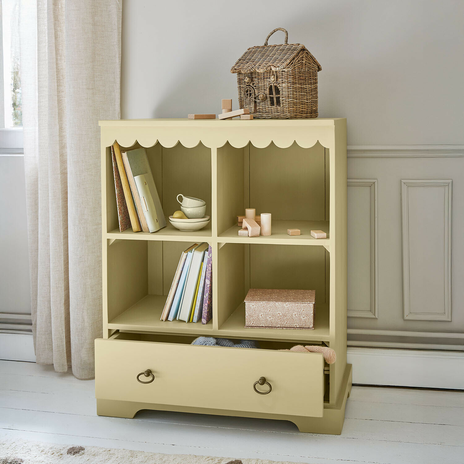 Scaffale per bambini Frollin Comò beige in legno con quattro scomparti e cassetto, cesto decorativo in vimini sopra
