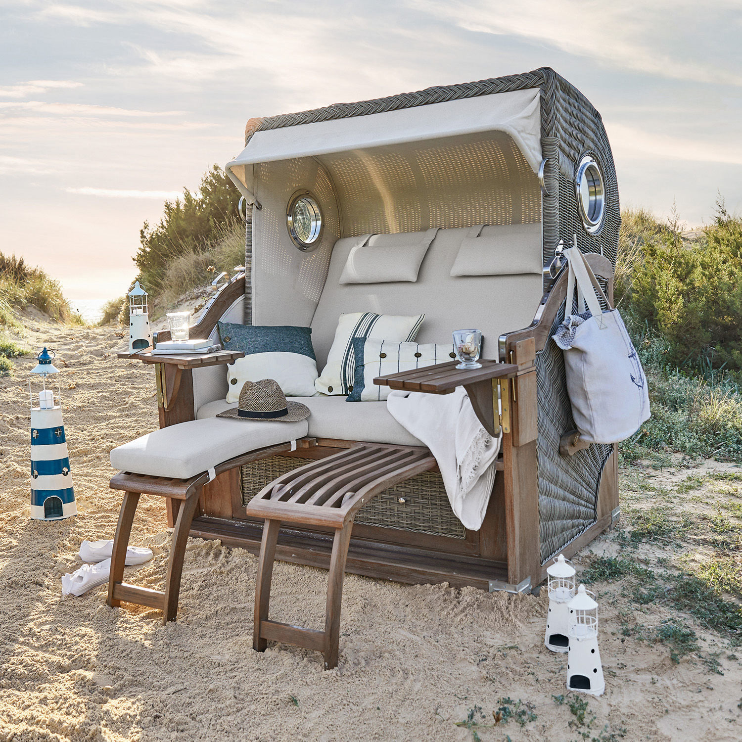 Poltrona da spiaggia in vimini Clifford Beach Poltrona da spiaggia in vimini con cuscino beige e poggiapiedi in legno sulla sabbia, mobili da giardino