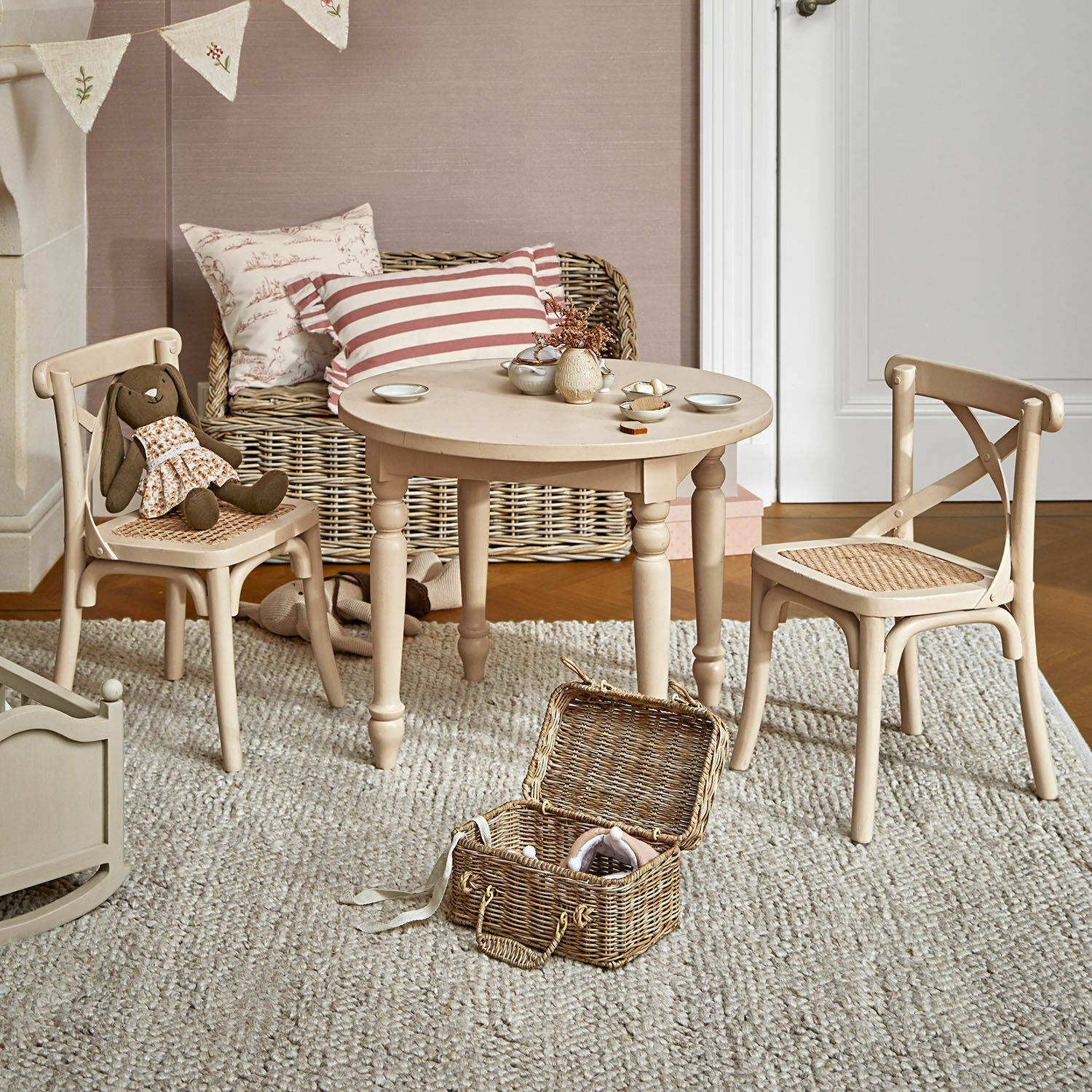 Gruppo di seduta per bambini Sourila Tavolo rotondo in legno beige con sedie a seduta intrecciata in stanza bambini con giocattoli e tappeto