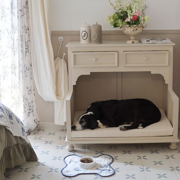 Consolle in legno beige con cuscino per cane, barattoli decorativi e vaso di fiori in ambiente accogliente