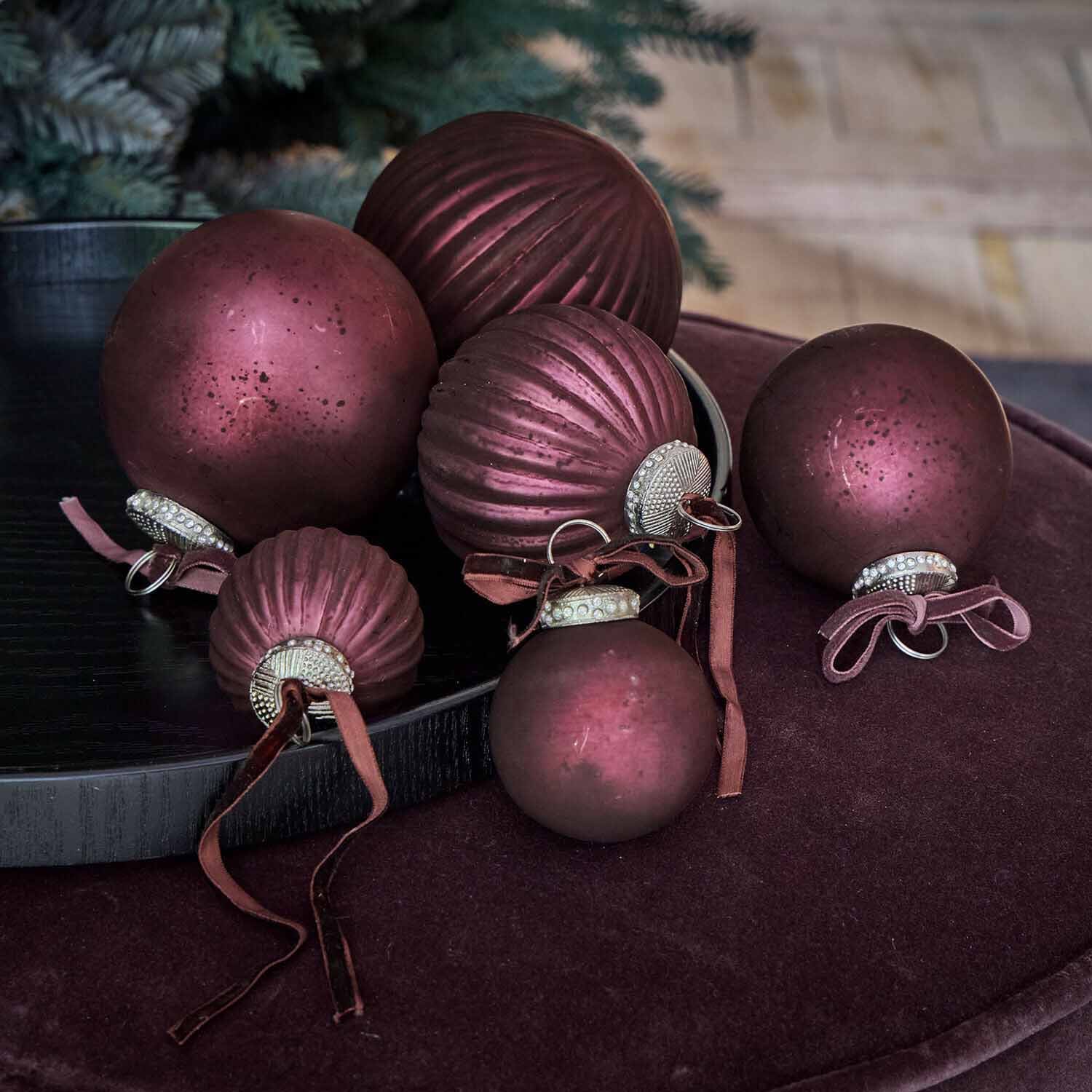 Set di palline di Natale bordeaux in velluto e vetro con nastri decorativi per l'albero