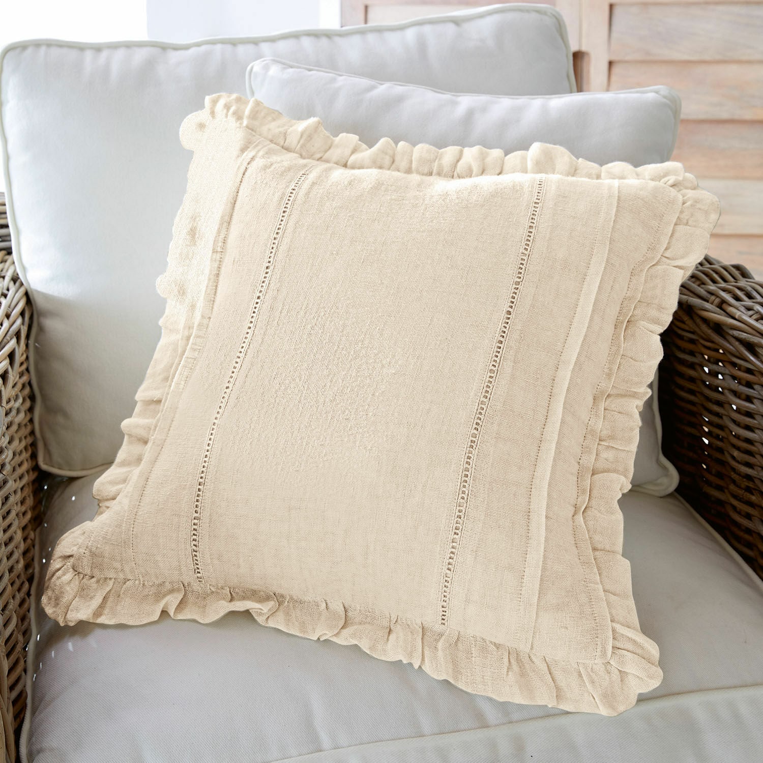 Copricuscino Luritte Cuscino decorativo beige in lino con volant su divano chiaro, accessorio elegante per la casa