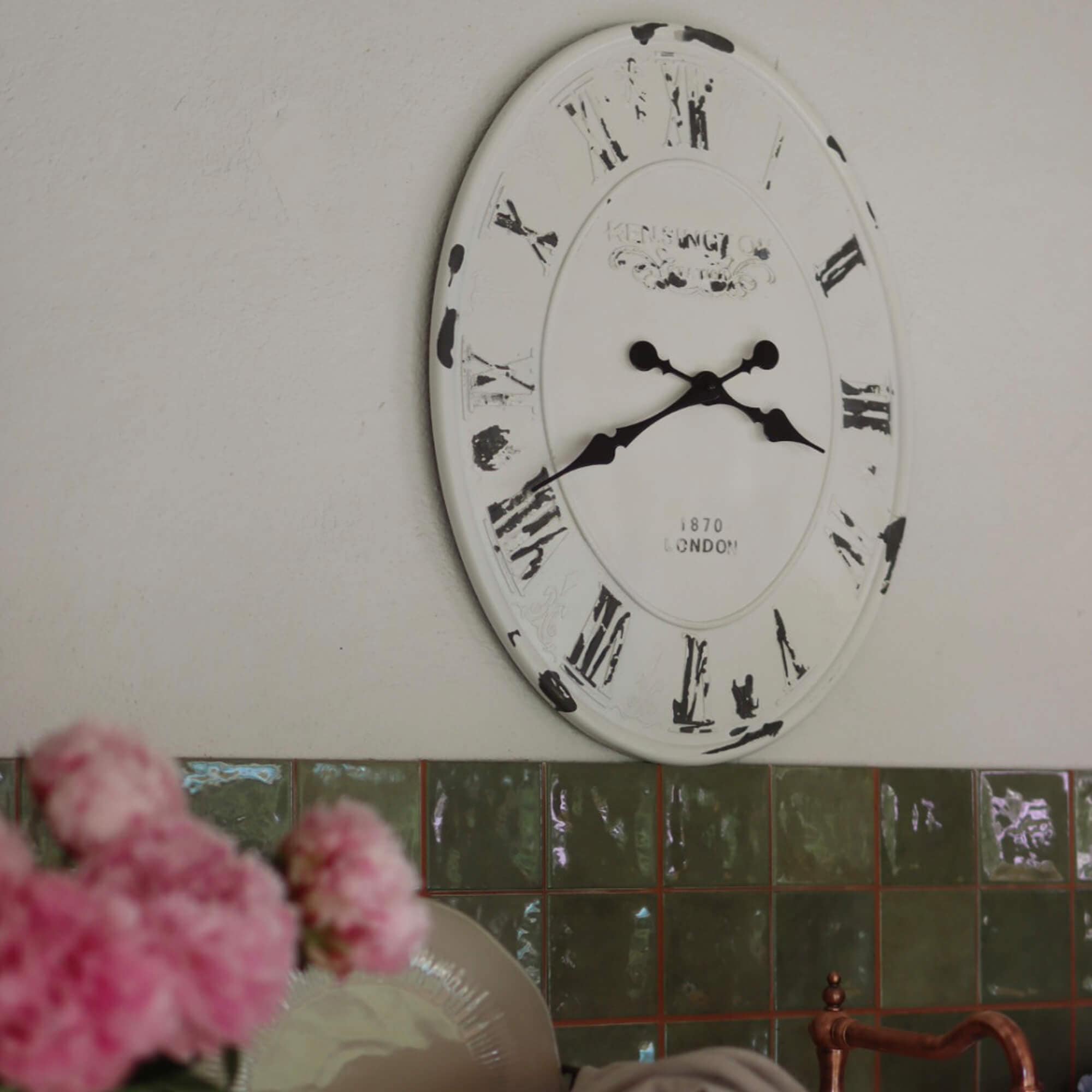 Orologio da parete in metallo bianco con numeri romani neri e finitura invecchiata per decorazione