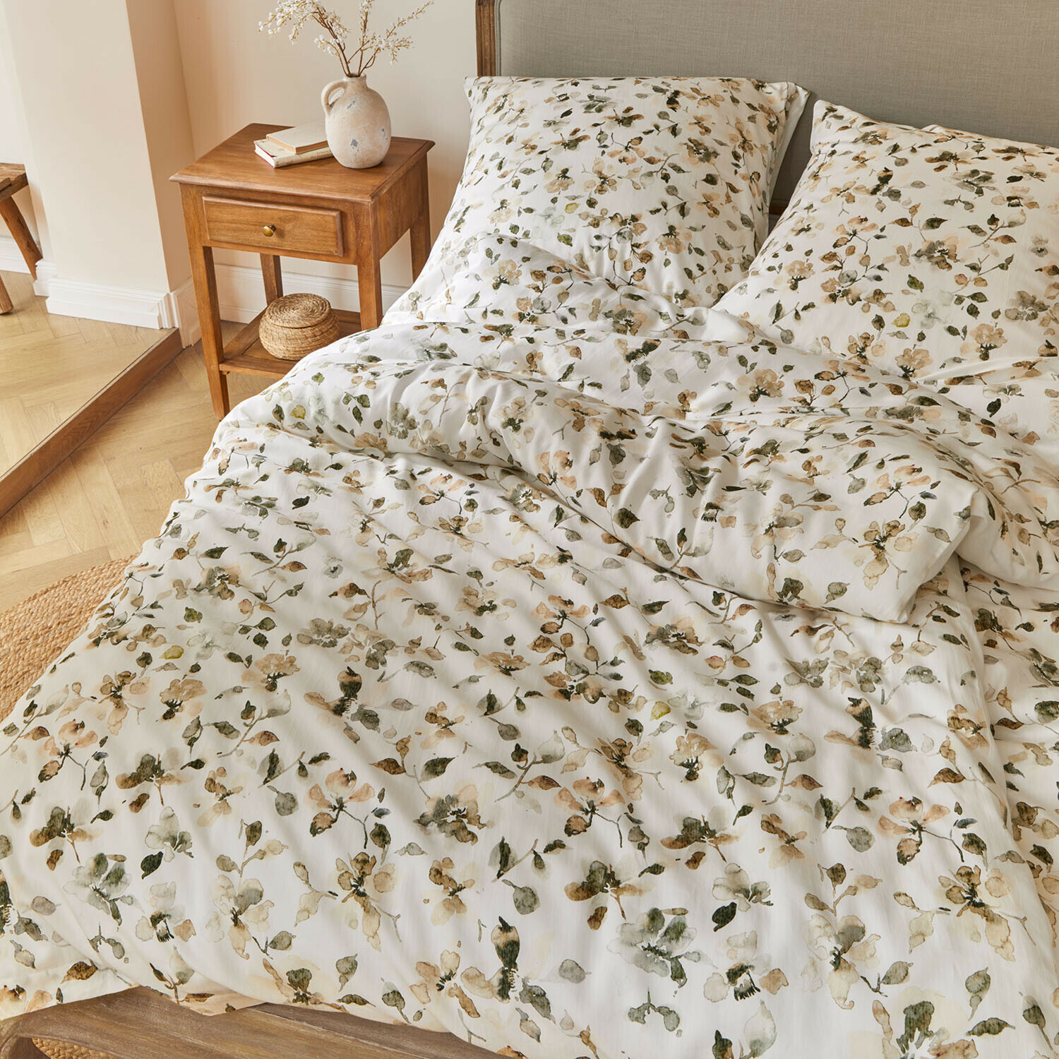 Biancheria da letto Lavendrie Lenzuola in cotone con motivo floreale verde e beige su sfondo bianco in camera da letto