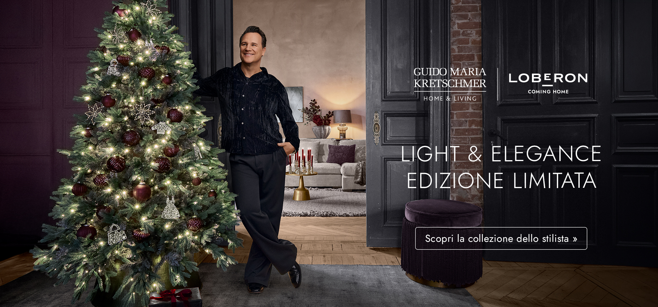 Albero di Natale elegante con luci bianche e decorazioni bordeaux in ambiente moderno