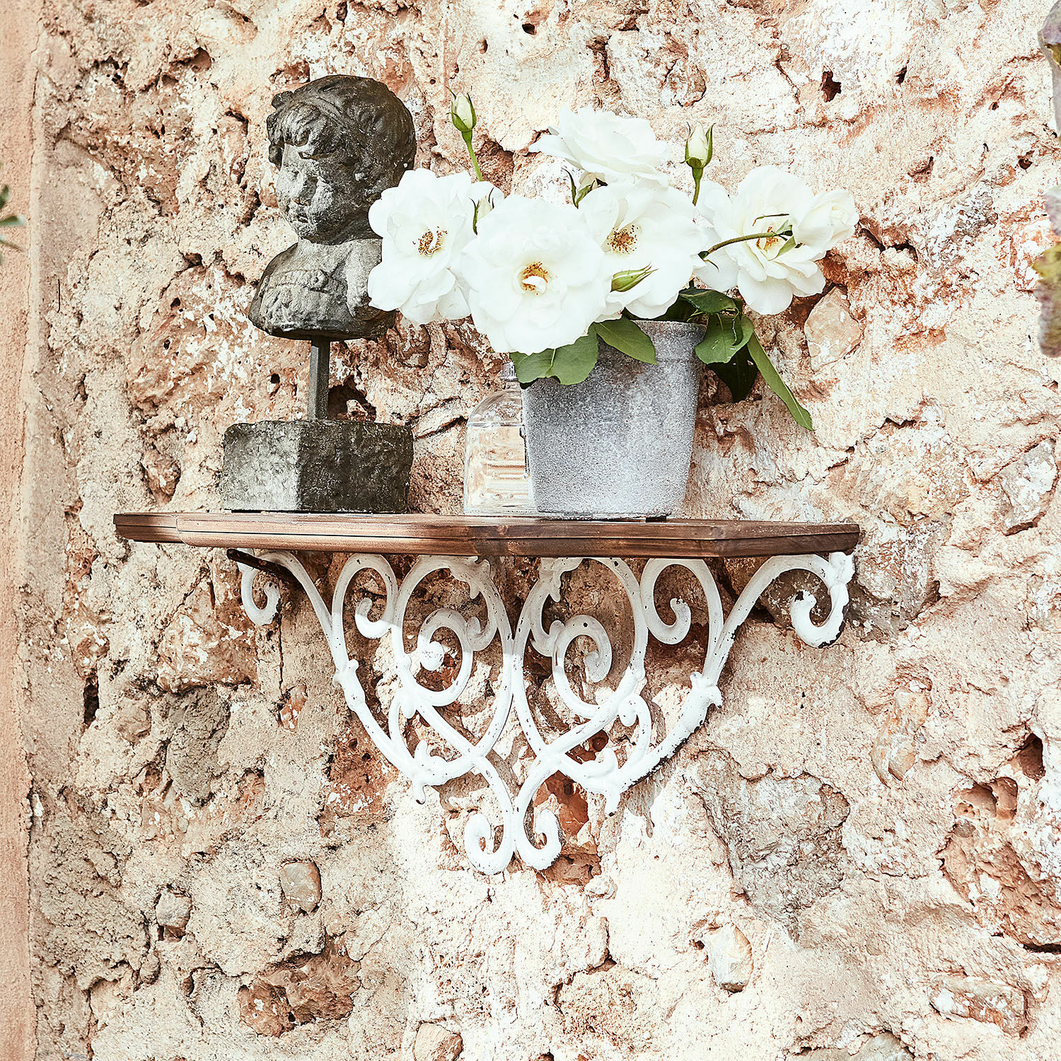Mensola Rubén Mensola rustica in ferro battuto e legno con busto decorativo e fiori bianchi