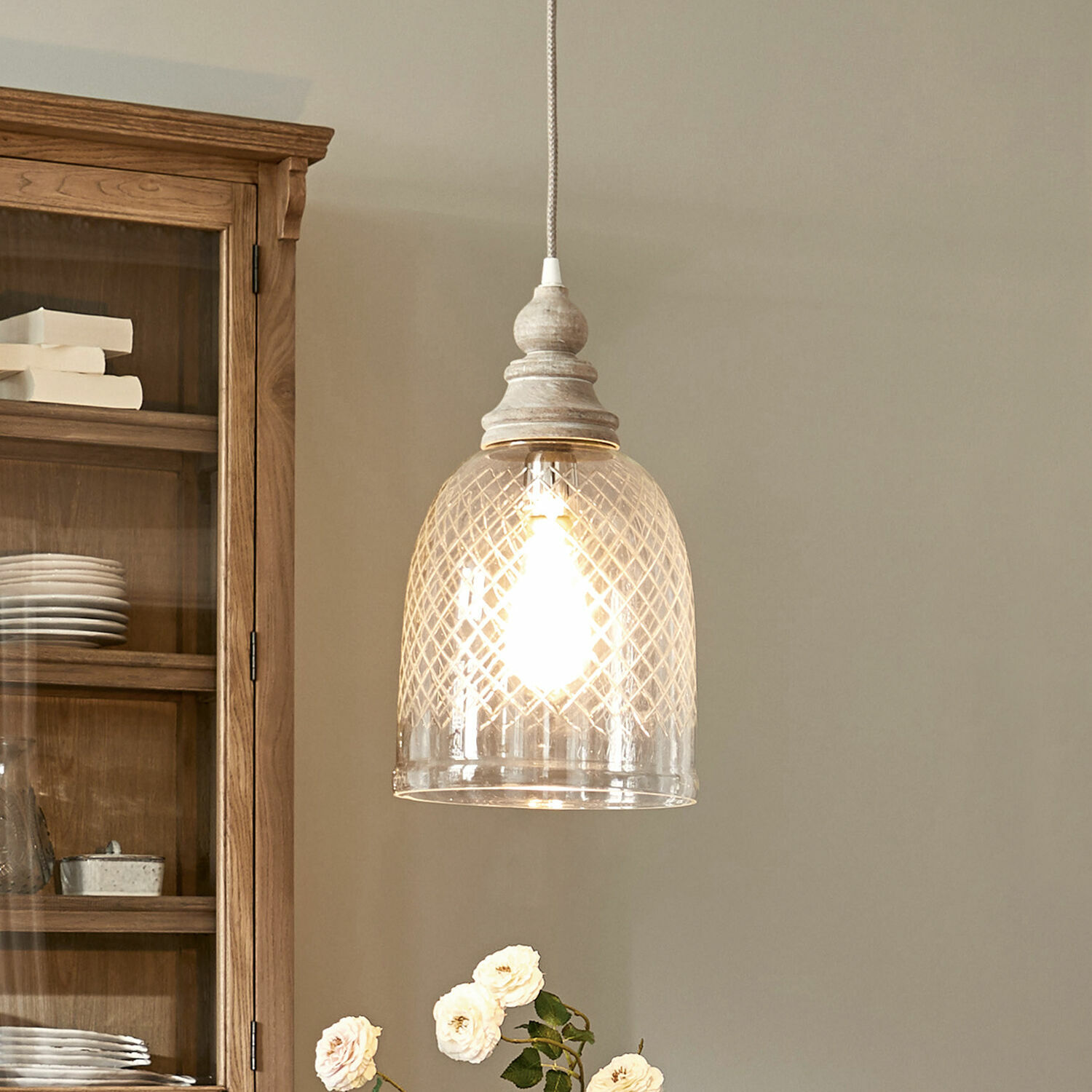 Lampada a sospensione Junia Lampada a sospensione in vetro trasparente con motivo a griglia e base in legno bianco
