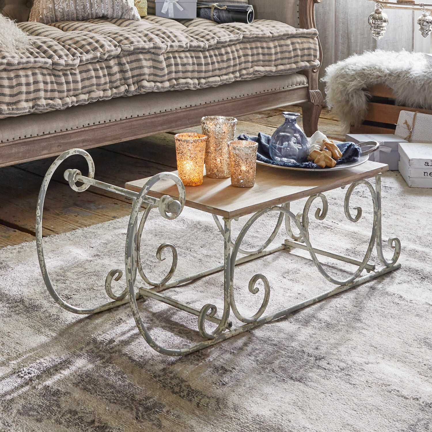 Slittino decorativo Gifur Tavolino vintage con struttura in metallo anticato e piano in legno per soggiorno accogliente