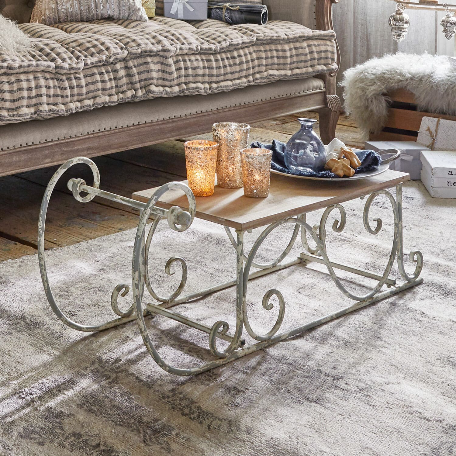 Slittino decorativo Gifur Tavolino vintage con struttura in metallo anticato e piano in legno per soggiorno accogliente