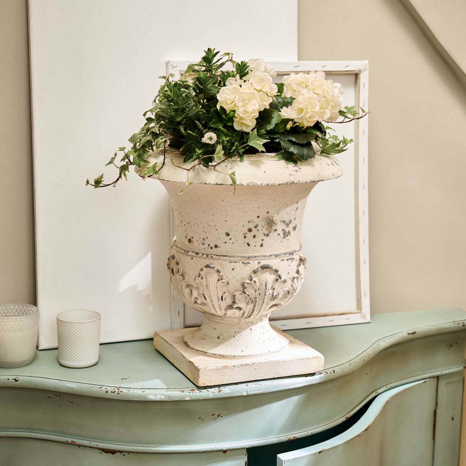 Anfora Lorianza Vaso in ceramica bianca con decorazione floreale su comò verde in stile vintage invecchiato